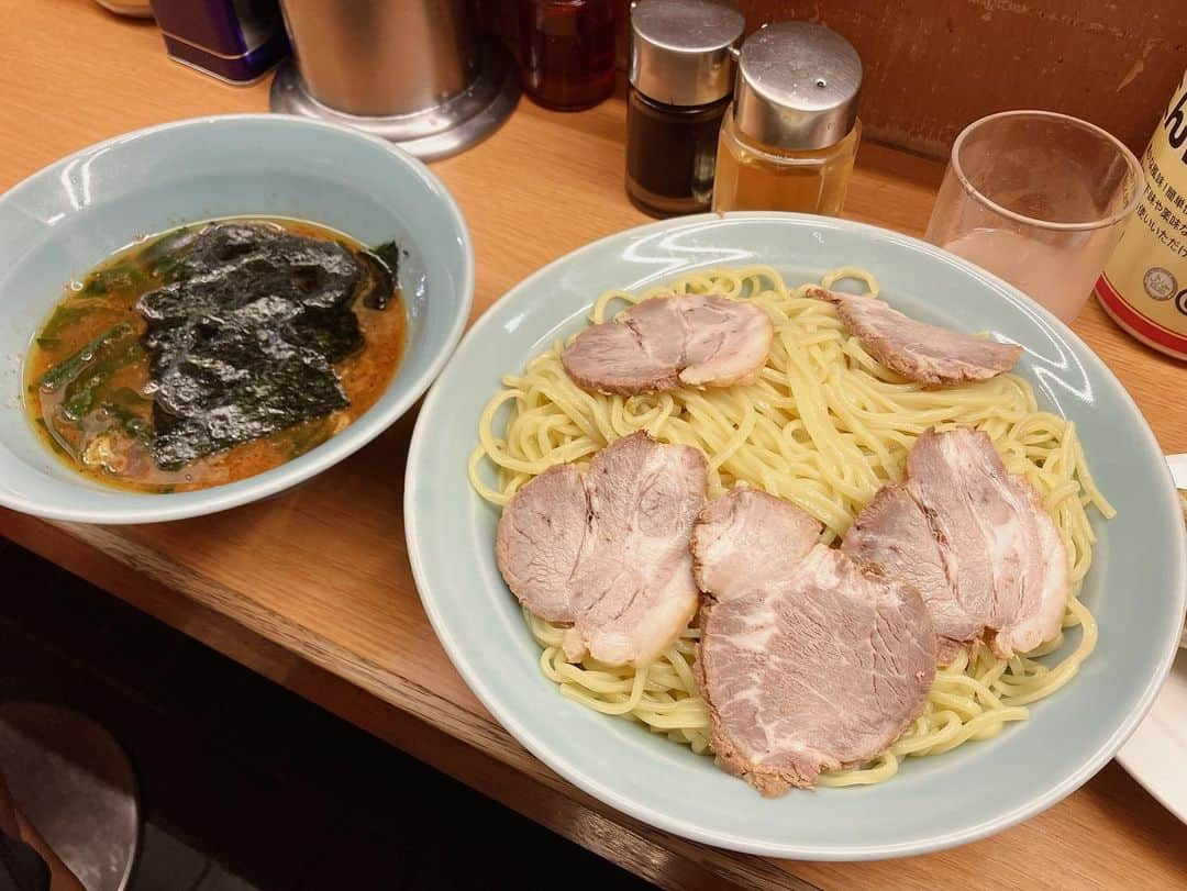 岡倫之さんのインスタグラム写真 - (岡倫之Instagram)「うまいラーメンの店 #なかむら屋 「チャーシューメン中盛り」 「つけ麺特盛チャーシュートッピング」  ラーメンとつけ麺で味付けが違うのが嬉しいねぇ。 つけ麺はピリ辛、ラーメンは豚骨醤油で、見た目通りよくある感じのラーメンなのに＂妙な＂美味さ。 箸が止まらず2杯…それも次は特盛を頼んでしまった。 卓に置いてあるニンニク、豆板醤、酢、特製ラー油などが味を最後まで引き立てる。 40年以上店が続き、口コミ評価も高い店不思議な店。 それは食べてみなければこの中毒性のある味は分からないだろう。  #上野毛グルメ #野毛ラーメン #第三京浜  #麺スタグラム #ラーメンインスタグラマー #ラーメン #らーめん #ラーメン大好き #プロレスラー #オーカーン #レスラー飯 #インスタフード #インスタフードグラマー #食レポ #食レポグラム  #ramen #japanesefood #japanesenoodles  #gourmet」6月23日 13時44分 - great_o_khan