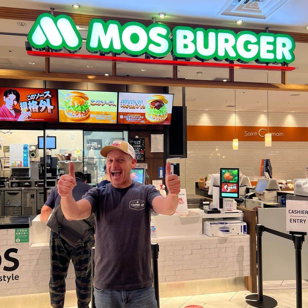 スティーブのインスタグラム：「帰国前MOSバーガー🍔❣️最高 I love Japan’s MOS burger.  If you haven’t tried before I highly recommend」