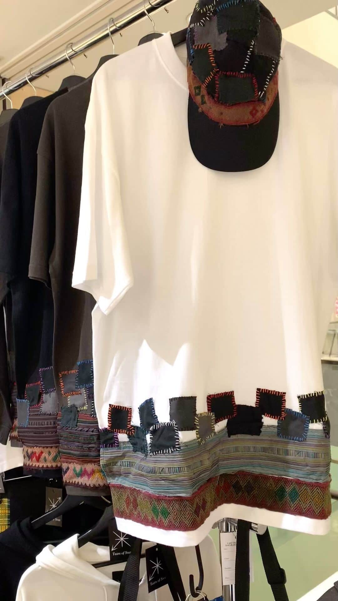 のインスタグラム：「POP UP SHOP TOUR in福岡、8日目です!! 新作アイテム、コラボアイテムもご用意して店頭にて皆様のご来店お待ちしておりますので宜しくお願い致します😊🏬  Tears of Swan POP UP SHOP TOUR 2023 in FUKUOKA  DAY:2023.6/16(fri)-25(sun) TIME:10:00〜20:30 SHOP:福岡PARCO PLACE: 福岡県福岡市中央区天神2-11-1  　　　　本館3階エスカレーター横 TEL:03-6303-2056(お問い合わせ:Tears of Swan atelier shop) WEB: https://fukuoka.parco.jp/  @tears_of_swan  #tearsofswan  @parco_fukuoka_official  #福岡PARCO #popupshoptour #popupshop #2023 #福岡」