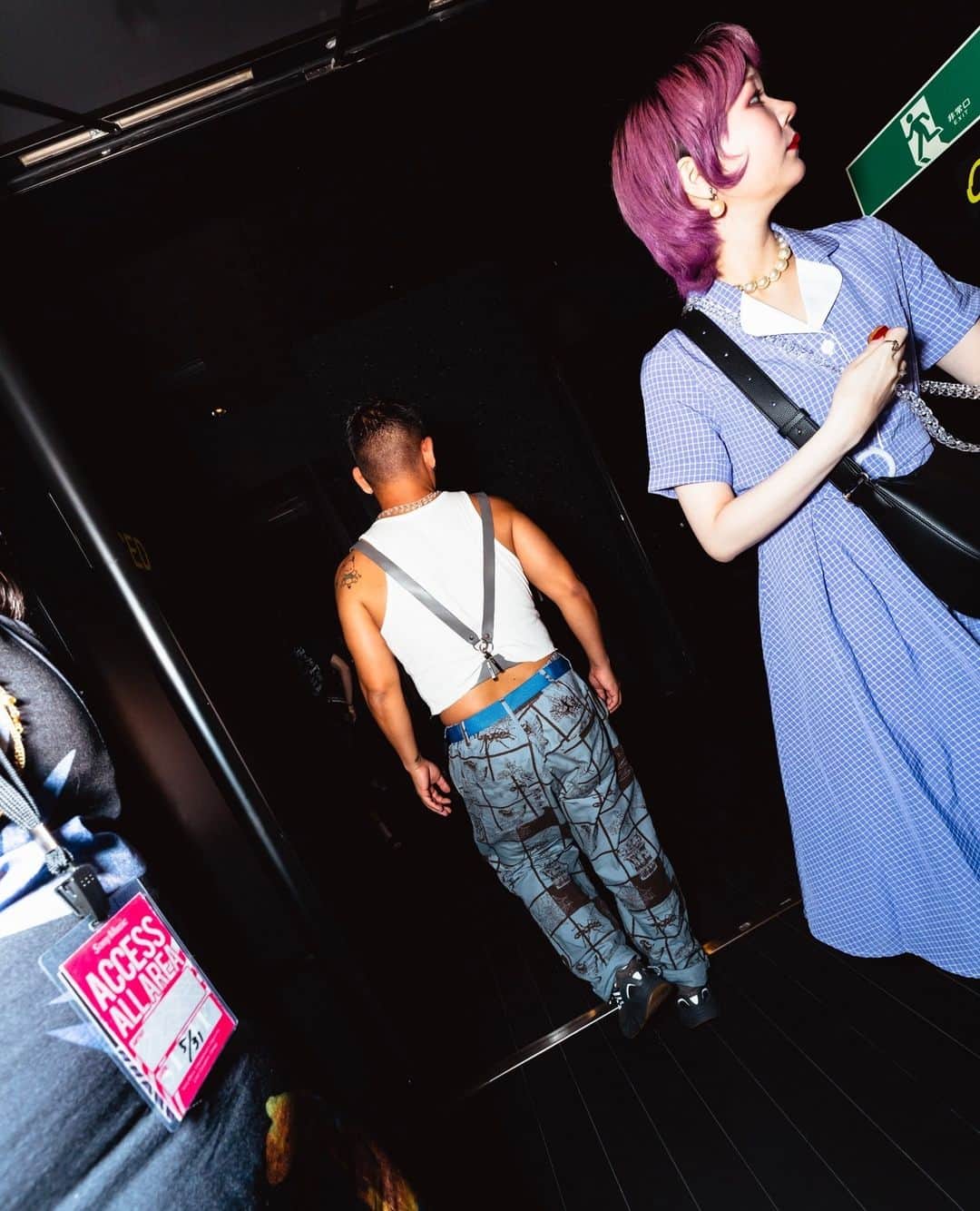 Fashionsnap.comさんのインスタグラム写真 - (Fashionsnap.comInstagram)「【写真で見る】大規模ドラァグショー「オピュランス」　新宿の地下、混沌から始まる希望【68枚】⁠ ⁠ 　2023年5月31日の夕刻。東急歌舞伎町タワーの周辺は、大変な盛り上がりを見せていた。思い思いのファッションに身を包んだ国際色豊かな老若男女の目当ては、大規模ドラァグショー「オピュランス（OPULENCE）」。昨年1月に行った国内での第1回公演が好評を博し、国内2度目の開催に至った。1500人のキャパシティを有するZepp 新宿は満員。会場には、扇子やうちわで“推し”のクイーンに想いを伝える者、大声で会場を盛り上げる者、一心不乱に踊り続ける者、動画や写真に収める者、テレビ電話越しに会場の様子を伝えようとする者など、その情景は「カオス」の一言。熱狂と熱情がステージ上と客席で激しく共鳴し、会場に不思議な一体感をもたらした。きっと、この混沌から始まる希望もある。人々の情動を切り撮った、「オピュランス」のカオス。⁠ ⁠ ⁠ #opulence #drag #dragqueen #tokyo #event #sony #sonymusic #eagletokyo #japan #raja #denali #panginaheals #tokyodrag #ドラァグクイーン #オピュランス #新宿  #歌舞伎町タワー #特集fs⁠」6月23日 13時56分 - fashionsnapcom