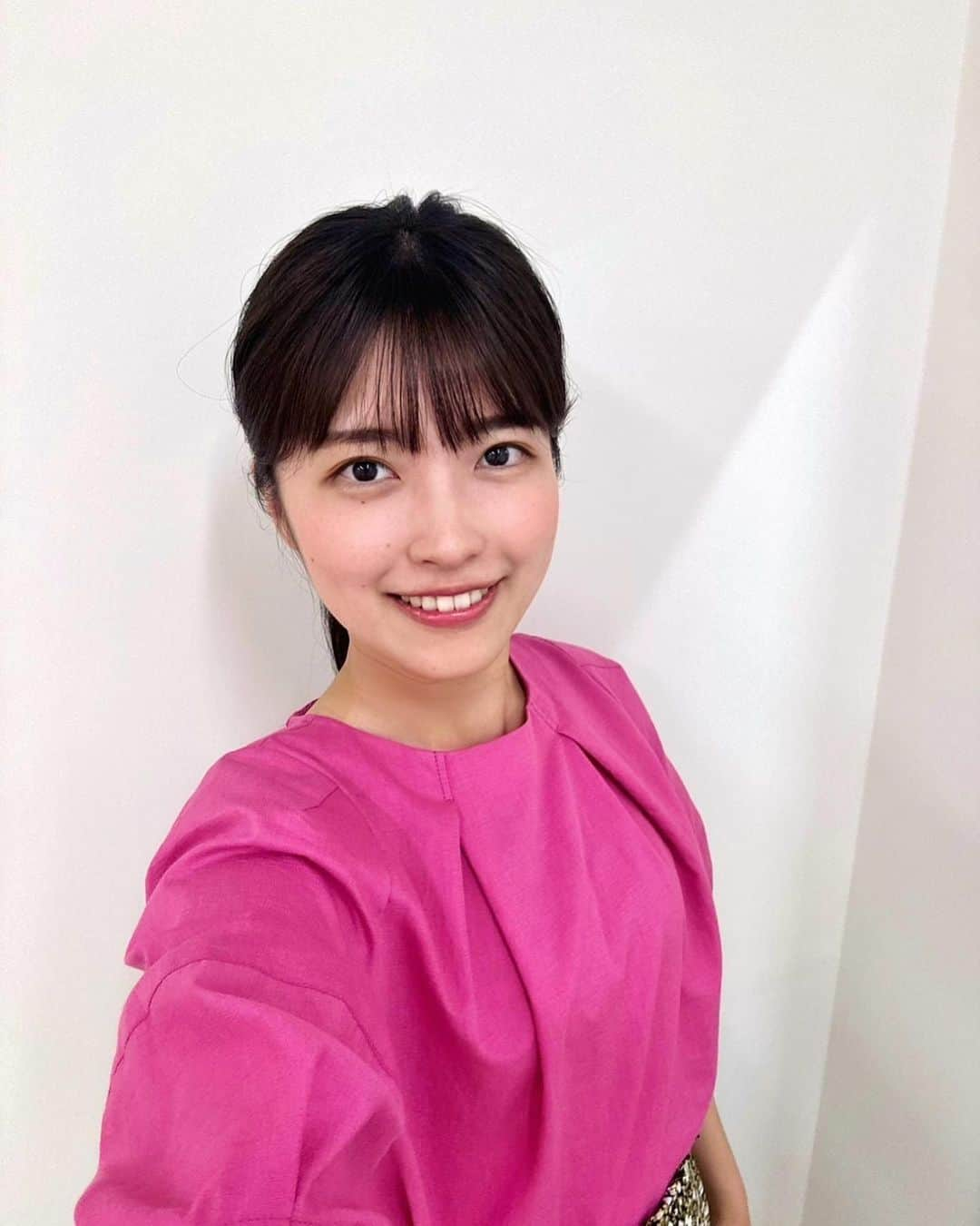 内田有香さんのインスタグラム写真 - (内田有香Instagram)「今週もご覧いただきありがとうございました。 ニュースの衣装です👗  今日は仕事がおやすみなので、 美容院で少し伸びた前髪をそろえてきました💇‍♀️  日曜日は中継で、いまの季節の風物詩💠を ご紹介しますよ〜！ 写真も撮れるかな☺️  来週もよろしくお願いします✨  #アナウンサー #衣装」6月23日 19時40分 - yuuka_uchida_