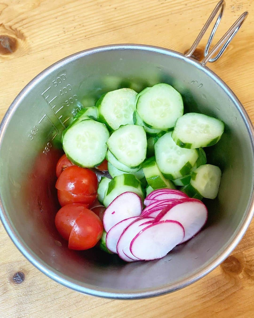 グッピーこずえさんのインスタグラム写真 - (グッピーこずえInstagram)「うんま〜🤤何食べてんの？？ 夜ご飯は大好きなアリエルご飯です🍚 しかも月ちゃんが作りました‼️ Oisixのミールキットで😆 アリエルの塩だれそぼろハワイ風プレート🧜‍♀️ アリエルのランチョンマットとか旗も付いてた！ 人魚のワンピースでプリンセス包丁でお料理。 赤パプリカは私がセバスチャンをイメージしてカット（最後の写真） パプリカとかインゲンとか食べると思って無くてあんまり出さんかったけど、めっちゃ食べてたわ☺️キャンプでも使えそう〜‼️ とうもろこしもめちゃくちゃ美味しいかった〜！！ モリモリ食べるよ👧ってたまに言うねんけどめっちゃ可愛い言葉や😂 こんなお野菜食べるんや〜ってなるのもミールキットのいいところやな‼️ ツキエルばんざーい😆 #Oisix #kitOisixプレミアムモニター #おうちディズニー #食卓に笑顔の魔法を #tablefortomorrow #おうちご飯 #ママキャンパー #シェラカップ #ワンプレート  #ワンプレートごはん」6月23日 14時09分 - gupikozu