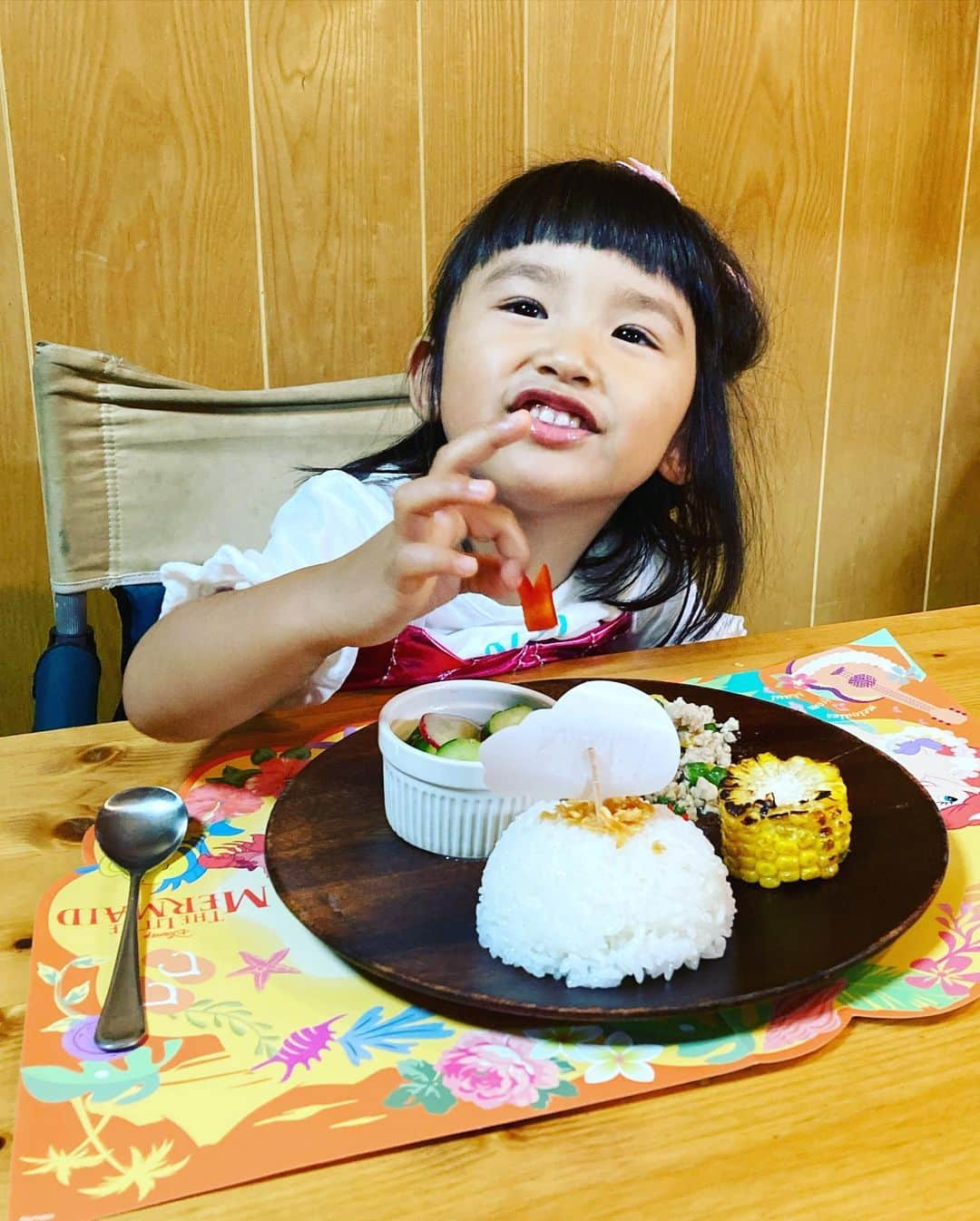 グッピーこずえのインスタグラム：「うんま〜🤤何食べてんの？？ 夜ご飯は大好きなアリエルご飯です🍚 しかも月ちゃんが作りました‼️ Oisixのミールキットで😆 アリエルの塩だれそぼろハワイ風プレート🧜‍♀️ アリエルのランチョンマットとか旗も付いてた！ 人魚のワンピースでプリンセス包丁でお料理。 赤パプリカは私がセバスチャンをイメージしてカット（最後の写真） パプリカとかインゲンとか食べると思って無くてあんまり出さんかったけど、めっちゃ食べてたわ☺️キャンプでも使えそう〜‼️ とうもろこしもめちゃくちゃ美味しいかった〜！！ モリモリ食べるよ👧ってたまに言うねんけどめっちゃ可愛い言葉や😂 こんなお野菜食べるんや〜ってなるのもミールキットのいいところやな‼️ ツキエルばんざーい😆 #Oisix #kitOisixプレミアムモニター #おうちディズニー #食卓に笑顔の魔法を #tablefortomorrow #おうちご飯 #ママキャンパー #シェラカップ #ワンプレート  #ワンプレートごはん」