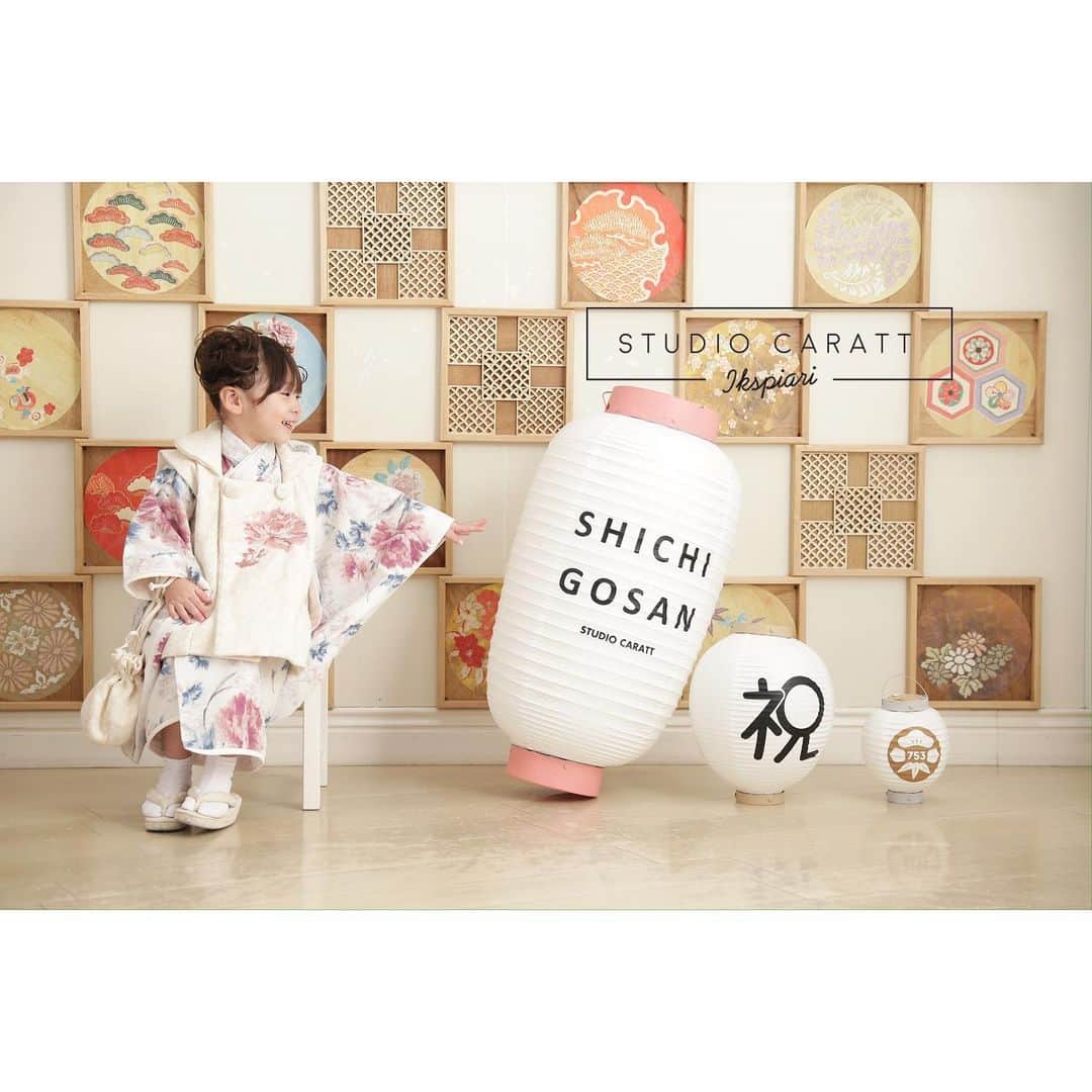 スタジオキャラット イクスピアリ店のインスタグラム：「♫ 753 photo ♫  ………………………  ☞ データをたくさん残したい ☞ アルバムを作りたい ☞ お部屋に飾りたい  などなど様々なご希望に合わせて、 最適なプランをご案内いたします♪  ………………………  ＊ご予約お待ちしてます＊  ………………………  #スタジオキャラット #スタジオキャラットイクスピアリ店 #studiocaratt #イクスピアリ #浦安 #舞浜 #着物 #着付け #ヘアアレンジ #メイク #フォトスタジオ #写真館 #photo #photostudio #写真 #家族 #ドレス#七五三 #後撮り #前撮り #753 #お誕生日#バースデー#七五三おめでとう」