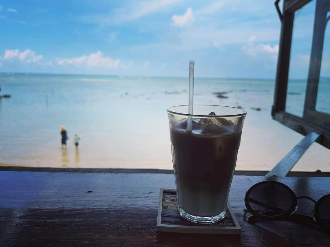 ちすんのインスタグラム：「ひとりぼんやりと🌴👙🍹🏖️🏄‍♂️✨  #okinawa」