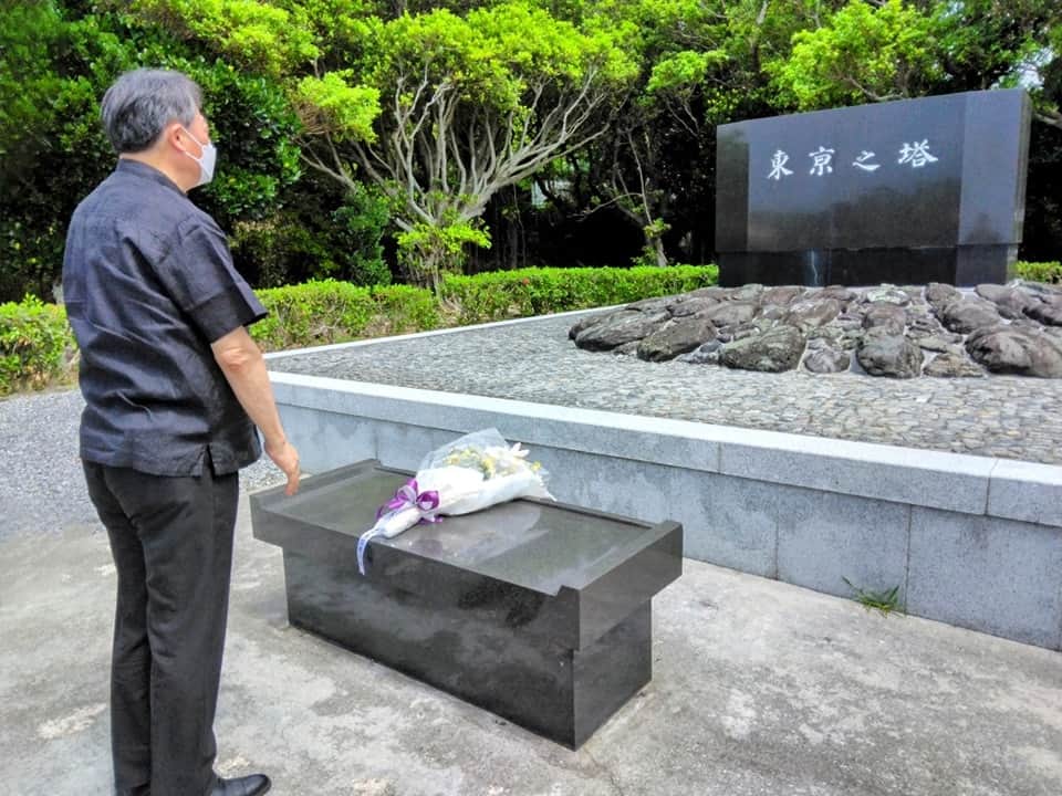 海江田万里さんのインスタグラム写真 - (海江田万里Instagram)「今日は、沖縄慰霊の日。 住民を巻き込み20万人以上の犠牲者を出した沖縄戦から78年。当時の惨劇を直接知る人は、年々少なくなり、沖縄県の統計では、戦後生まれの人口が9割を超えたことが明らかになりました。これら戦争を知らない世代が、戦争の悲惨さと平和の大切さを語り継ぐため、歴史を正しく知る教育も必要です。 慰霊式の前に東京之塔、国立沖縄戦没者墓苑で、献花をしました。 あらためて、犠牲になった方々の御霊が安らかにと祈ります。」6月23日 14時40分 - kaiedabanri