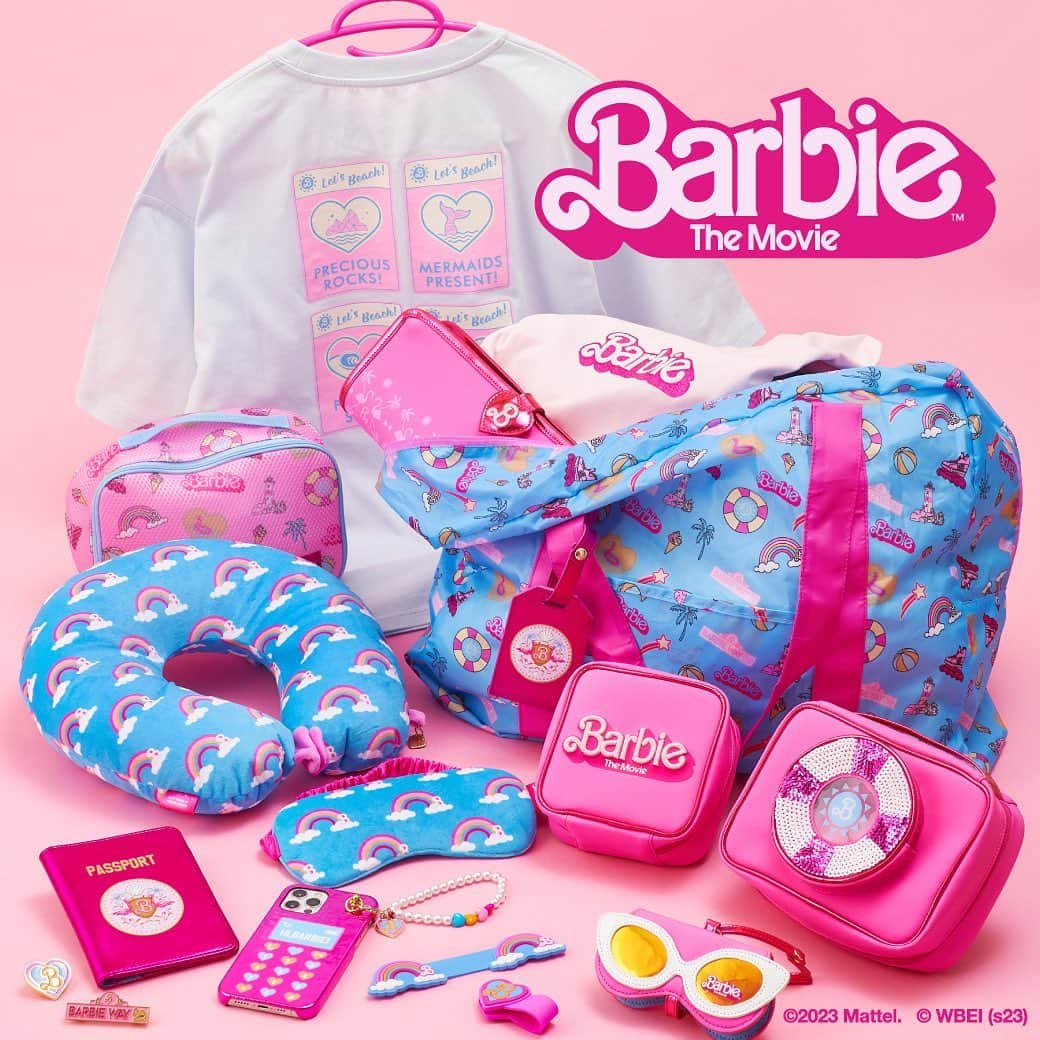 プラザ/PLAZAさんのインスタグラム写真 - (プラザ/PLAZAInstagram)「6/23(金)スタート💖「Barbie」プロモーション👠🎀  世界中で愛されるファッションドール「Barbie」とPLAZAがコラボレーション🩷🩵 実写映画公開に先駆けて、Barbieデザインのアイテムが登場✨ 見ているだけで心ときめくトラベルアイテムに加え、まるで「Barbie Land」に迷い込んだかのようなスーベニアアイテムがラインアップ。 最高にハッピーなBarbieのアイテムを身にまとったら、You Can Be Anything(あなたは何にだってなれる)！✨ PLAZAで夢のようなBarbieの世界を楽しんで🌈💖   #映画バービー #PLAZA #プラザ #MINiPLA #ミニプラ  @plazastyle @barbie_japan_official  @barbiemovie_jp」6月23日 14時33分 - plazastyle