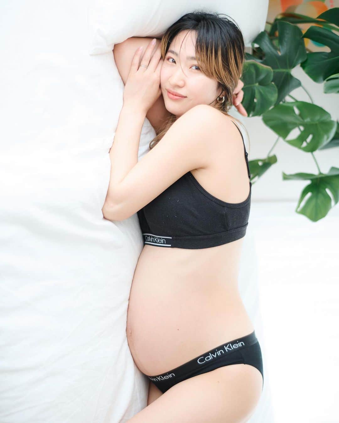 花盛友里のインスタグラム：「今まで何人も『脱いでみた』で撮らせてもらった子が妊娠してそのマタニティフォトを撮らせてもらったけど、毎回毎回本当に嬉しい！！！  ぬいでみたの撮影ってたったの40分間なのにずっと知ってるみたいな気持ちになるんだよなぁ涙 おかえりー！って。 ずっと妊活してたり急に授かったり色々だけど、こうしてまた撮影させてもらえること本当に嬉しいいい、何より心からおめでとう🤍！！！！  マタニティやニューボーンフォトの依頼は yurihanamori@gmail.comにメールくださいませえええ」