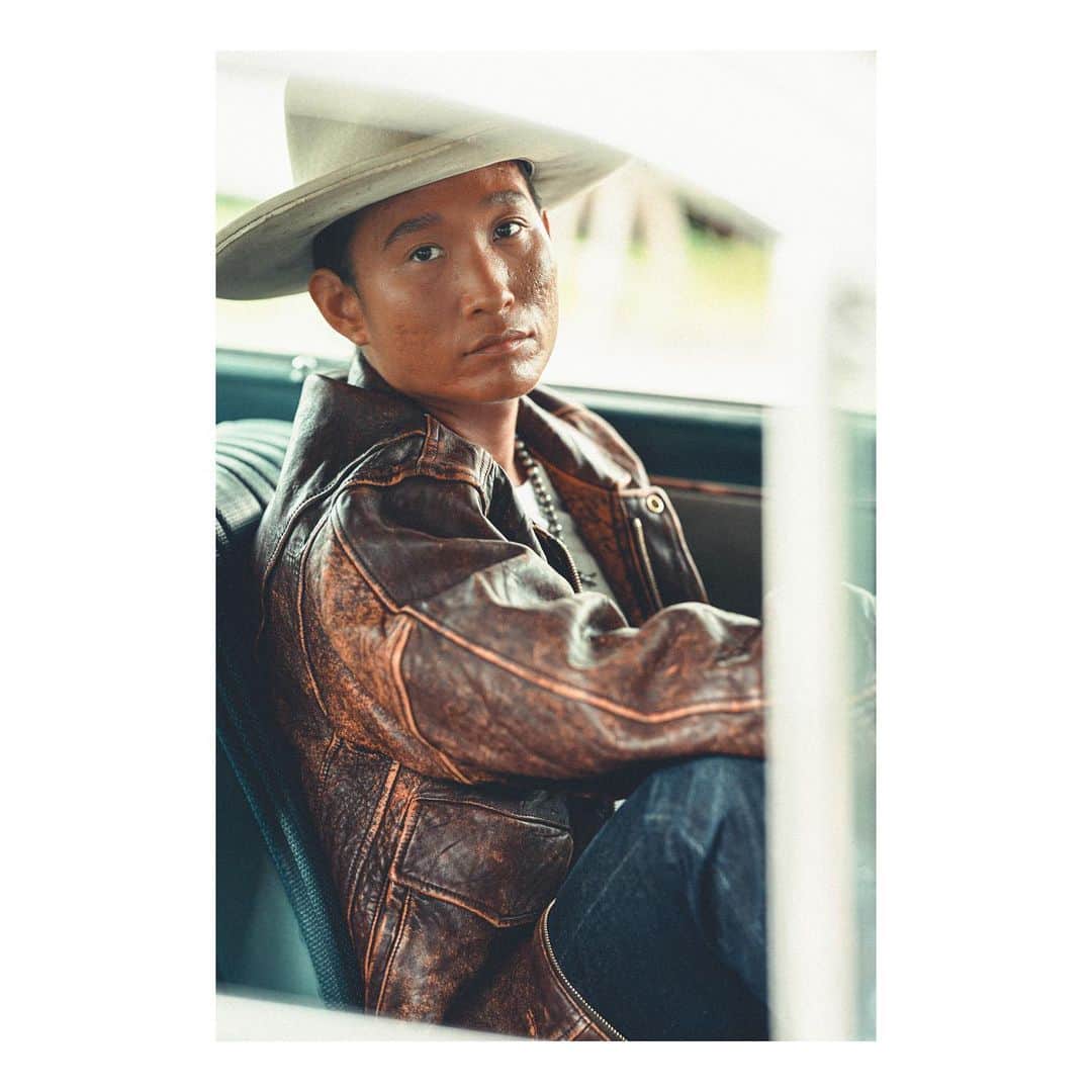 平井大のインスタグラム：「2023 summer. アー写変わりました。  今年の夏の予定は？ What is your summer bucket list??  今回も、愛しのワイフィーに撮ってもらいました。  Thanks your support. 🌹@ladybrownpictures」