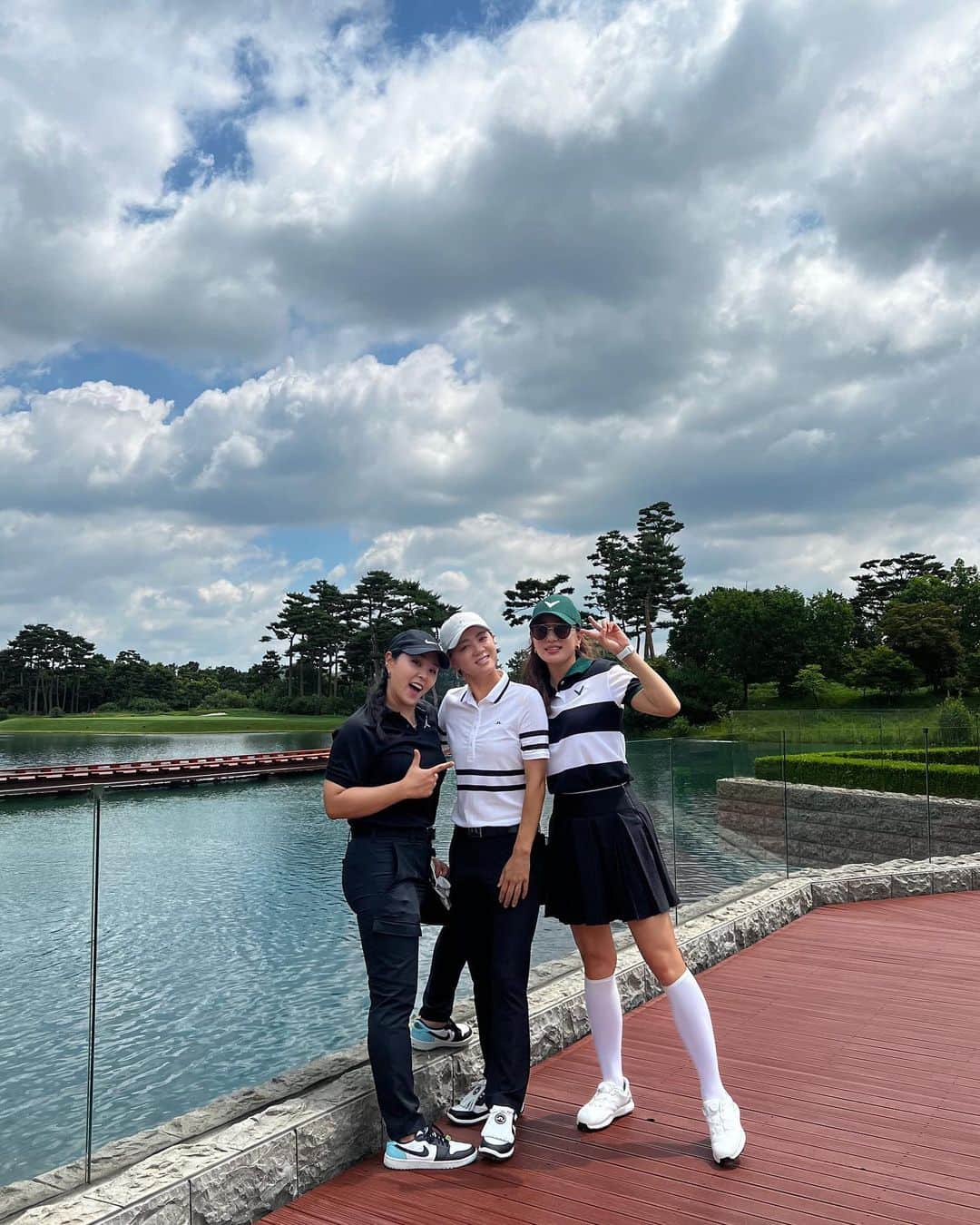 チョ・ユンジのインスタグラム：「_ 나의 언제나 영원한 스승 @nychoi87 언니랑 나의 연습파트너였던 @__danakim__ 언니랑 오랜만에 선수아닌 민간인 마음으로 라운딩 한바탕탕🔫 아쥬 재밌었다 내 아픈 허리만 아니였음 더 좋았겠지만🫠」