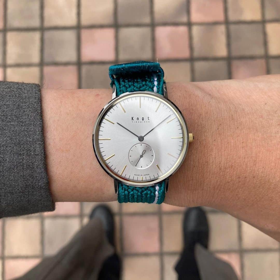 Maker's Watch Knotのインスタグラム：「. こんにちは！ 吉祥寺ギャラリーショップの阿部です🐕  ジメジメした梅雨本番💧外出も躊躇されているのではと思います。 皆さまはいかがお過ごしでしょうか？  今回のご紹介は定番モデルの【スモールセコンド】と【昇苑くみひも】 共に新発売の新色を使用してカスタマイズしてみました。  スモールセコンドはイエローゴールドのアクセントカラーを効かせたコンビネーションカラーで華やかな装い。 ストラップのくみひもはシルクの滑らかな肌触りでこれからの時期にもピッタリな使用感。 グリーンカラーが華やかな時計に少し落ち着いた印象をプラス。 こういったカスタマイズが「Knot」の魅力ですね！  これから夏本番、腕元のファッションがより印象になるシーズン到来です！ 皆さま是非吉祥寺ギャラリーショップまでお立ち寄りください☘️  時計：スモールセコンド（CS-36SVSVYG） ストラップ：昇苑くみひも（AK-18GN） バックル：イエローゴールド（EB-18YG）  #knotwatch  #watch  #wristwatch  #madeinjapan  #ノット  #時計  #腕時計  #国産時計  #カスタムオーダー #japantravel  #japantrip #吉祥寺　#kichijoji #손목시계  #手表　#手錶　#맞춤형　#定制」
