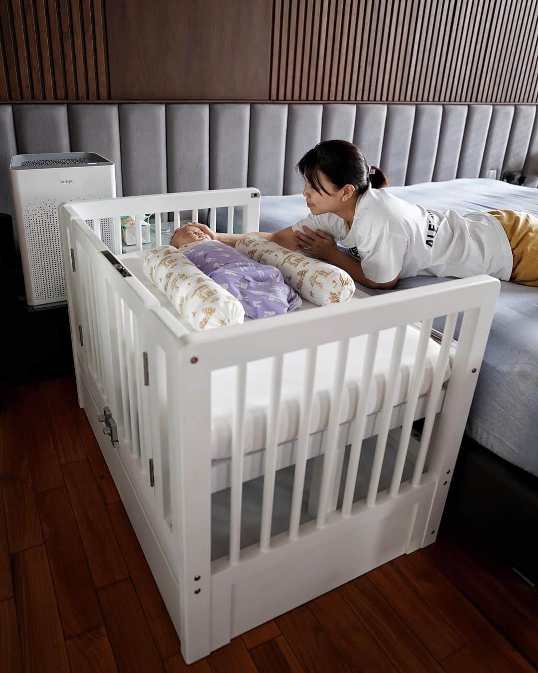 グレイシア・ポリーのインスタグラム：「Seneng banget lihat anak akhirnya bisa tidur di ranjangnya dengan nyenyak dan nyaman. 🥰   Ada yang merasakan hal yang sama? 🙌😆  Custom crib by @vinetokids  Bed & pillow by @dooglee.baby @dooglee.indonesia」