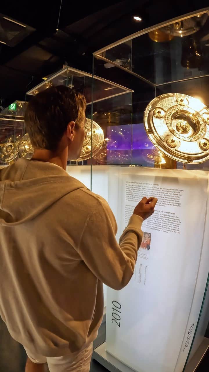 トーマス・ミュラーのインスタグラム：「Die Schale ist daheim im @fcbayern Museum 👍🏼😀 Schön, dass ich die Auslieferung vornehmen durfte. 🏤 #esmuellert #fcbayern #bundesliga #meisterprüfung」