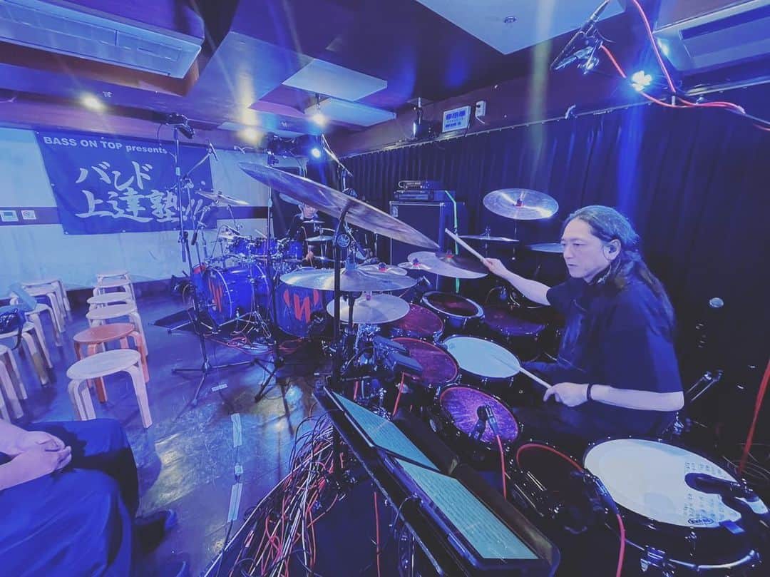 sakura (ドラマー)さんのインスタグラム写真 - (sakura (ドラマー)Instagram)「昨日はkazami君とコラボでドラムセミナー 会場は今月で閉店してしまうBass On Top 中野サンプラザ店 Kamiの命日翌日で なんだか鳴らしてあげたくなったKamiのメインスネアを持参して Kamiのことを憧れの1人としているKazami君に鳴らしてもらった おまえを憧れにしているコは まだまだ沢山いるよ お前のスネア 良い音するよな‼︎ #pearldrums #bassontop中野サンプラザ店 #sakurazawayasunori #kami #kazami #sakura」6月23日 14時51分 - yasunori_sakurazawa
