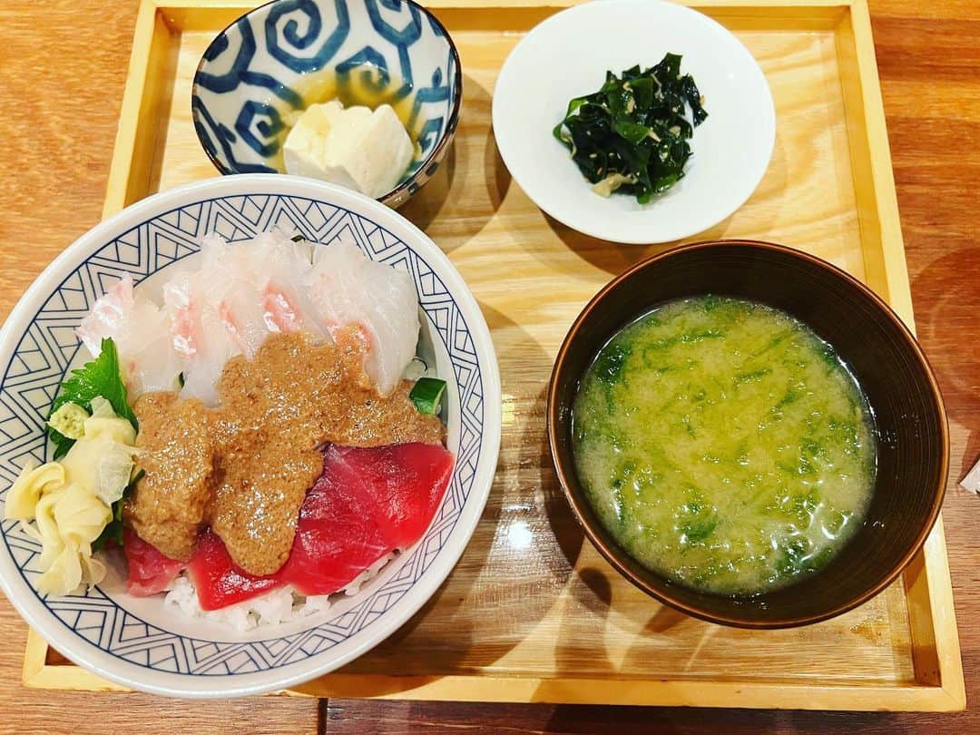 のインスタグラム：「今日のお昼はマグロと鯛のゴマだれ丼🙏魚派かお肉派なら、断然お肉派なわたしですが、たまにこうしてお魚が食べたくなるレアな日もあると、雑食なんだなぁって思います😂 でもやっぱりお肉食べたくなってきたかも…🫢誰か食べに連れてってくれないかなー🥹笑 #今日のお昼 #海鮮丼 #まぐろと鯛のゴマだれ丼 #魚派か肉派か」