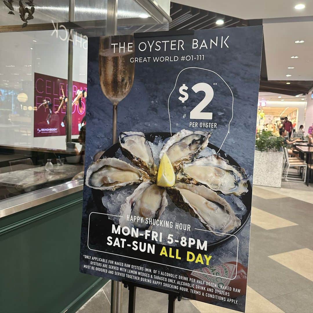 市原彩花さんのインスタグラム写真 - (市原彩花Instagram)「The Oyster Bank🦪 Where to eat fresh oysters in Singapore! Better to eat Negitro cone as well😍 @theoysterbank   シンガポールで生牡蠣食べるならここ！ 1個$2++(¥210)から食べれる💛  ネギトロコーンもやばくて、柚子胡椒が効いたネギトロと中に入ってるクリームチーズがたまらんかった🤤💕(4枚目) ランチセット$19.9++の牛丼も肉厚で美味しくて、唐揚げなんてザックザク🫰💕 立地も良いし昼も夜もオススメ🥰  Funan mallとTanjong pagarにも店舗あるよ🦪  #theoysterbank#oysters#oyster#oysterbar#牡蠣#生牡蠣 #sgfood#sgfoodies#singaporelife#singaporetravel#singaporetrip#japanesefood#japaneserestaurant#singapore#シンガポール#singapura#海外生活#海外旅行#海外移住#シンガポール生活#シンガポール在住 #あーちゃんシンガポール」6月23日 14時53分 - ayaka_ichihara