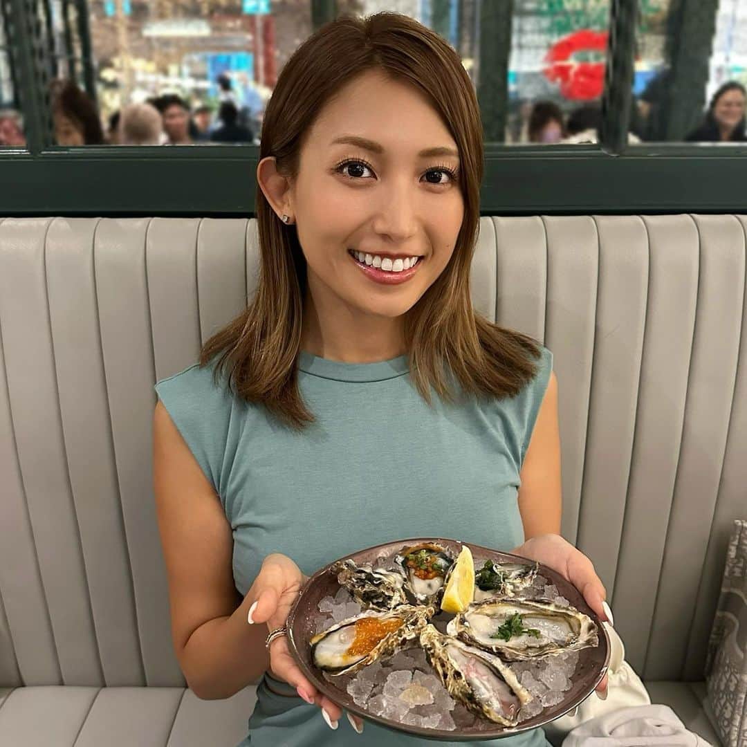 市原彩花さんのインスタグラム写真 - (市原彩花Instagram)「The Oyster Bank🦪 Where to eat fresh oysters in Singapore! Better to eat Negitro cone as well😍 @theoysterbank   シンガポールで生牡蠣食べるならここ！ 1個$2++(¥210)から食べれる💛  ネギトロコーンもやばくて、柚子胡椒が効いたネギトロと中に入ってるクリームチーズがたまらんかった🤤💕(4枚目) ランチセット$19.9++の牛丼も肉厚で美味しくて、唐揚げなんてザックザク🫰💕 立地も良いし昼も夜もオススメ🥰  Funan mallとTanjong pagarにも店舗あるよ🦪  #theoysterbank#oysters#oyster#oysterbar#牡蠣#生牡蠣 #sgfood#sgfoodies#singaporelife#singaporetravel#singaporetrip#japanesefood#japaneserestaurant#singapore#シンガポール#singapura#海外生活#海外旅行#海外移住#シンガポール生活#シンガポール在住 #あーちゃんシンガポール」6月23日 14時53分 - ayaka_ichihara