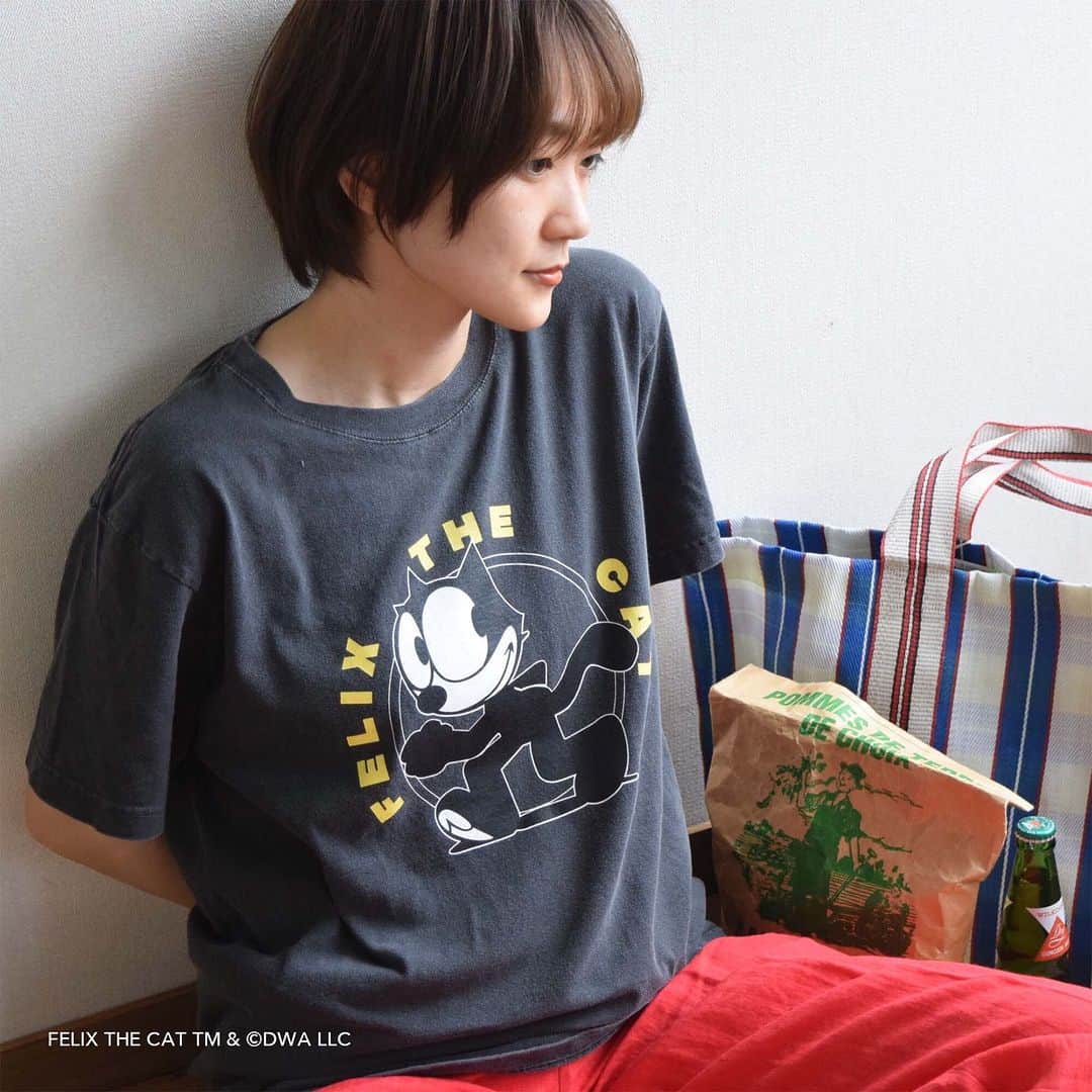 イーザッカマニアストアーズのインスタグラム：「. ＼ 📣NEW ITEM ／  おなじみのキャラクターがTシャツになって登場🌟  世界で最も有名な黒猫「フィリックス・ザ・キャット」の プリントが施されたプリントTシャツ🍒 こだわりのビンテージ加工で着古した様な風合いに♪  FELIX THE CAT Tシャツ 🔎2300158 ¥5,280 着用staff おみ165cm ⁡」