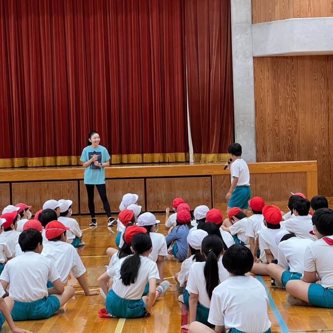 市橋有里さんのインスタグラム写真 - (市橋有里Instagram)「昨日は、素敵な趣ただよう 稲城市立若葉台小学校にて 東京都主催 "笑顔と学びの体験活動プロジェクト" の講師を務めさせていただきました。  私がスポーツ、マラソンを通して経験させていただいたこと感じて来たことをお伝えさせて頂きました。 まっすぐな視線に 私もいつも以上に伝えたいことがたくさんあって もりもりの授業になりました。 子ども達の笑顔や、ゲームでやったー✊ という声を聞けるとなんだか やっとやっと日常が戻ってきたなぁと嬉しくなりました🥹  この素敵な学校で学び 先生方のご指導を受けているのだなぁと思うと 子ども達が笑顔いっぱいのひのびと過ごしているのが納得。  貴重な機会をいただき 若葉台小学校の皆様 校長先生 関係者の皆様 ありがとうございました。 ・ #笑顔と学びの体験活動プロジェクト #東京都 #稲城市立若葉台小学校 #マラソン #長距離 #かけでこ教室 #スポーツで心を豊かに」6月23日 14時54分 - ariichihashi