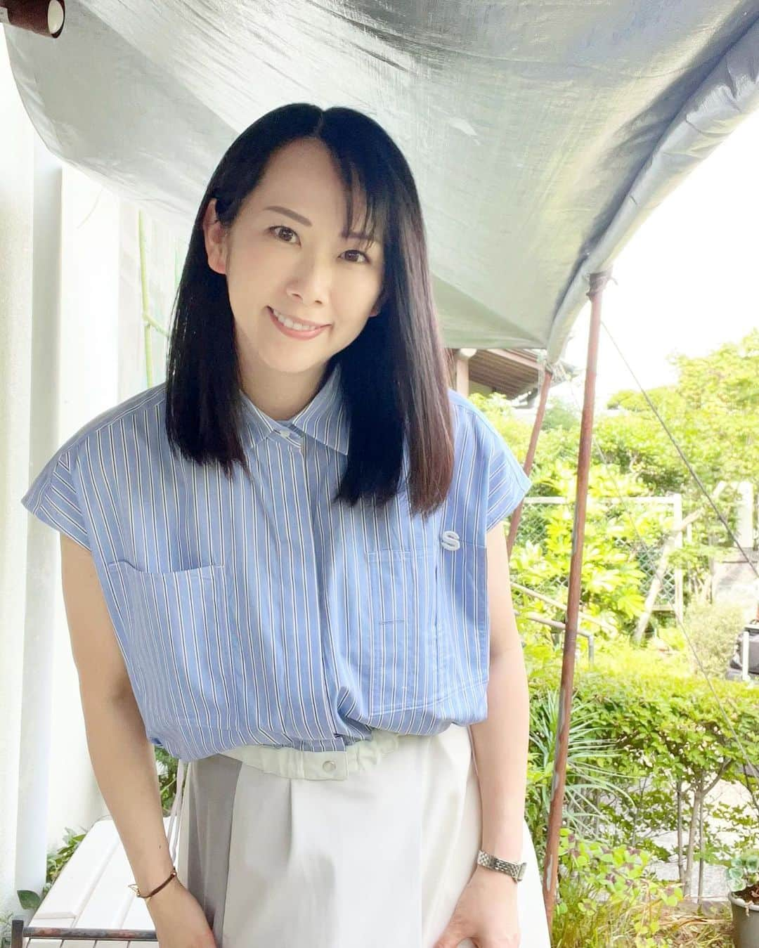 森彩奈江のインスタグラム：「今週も静岡の実家で過ごしていました🗻🍵😊  そして、公文教育研究会の『KUMON now！』のOB・OGインタビューに掲載中です☺️💯 本日は後編が公開です✨  母が実家で公文式学習塾をしているので、幼少期から大学受験まで公文を学習していました😄  大学を卒業して静岡の実家に戻っていた頃は採点のお手伝いもしていました😆 今も時々しています㊙️  なので赤ペンで100点とはなまるを書くのが得意です　笑💯  子供の頃を振り返ると、勉強もスポーツも趣味も のびのびとやりながら過ごしていました✨ 常々、母はやる気を出させるのが本当に上手だと感じます🤔  私の今、これまでの事などを素敵な記事にしていただいているので、ぜひお読みいただけたら嬉しいです💕  『KUMON now！』からご覧ください🙇‍♀️  前編 https://www.kumon.ne.jp/kumonnow/obog/095_1/  後編 https://www.kumon.ne.jp/kumonnow/obog/095_2/  #公文教育研究会　#kumonnow #kumon #くもんいくもん　#やっててよかった公文式  #プロボウラー　#bowling #ボウリング　#pリーガー　#pリーグ #池袋さくらクリニック #女性アスリート  #スポーツ選手　#女子プロボウラー　 #学習塾  #公文式教室 #sacai #aplustokyo #ファッション好き　#thomasmason #cottonpoplinshirt」