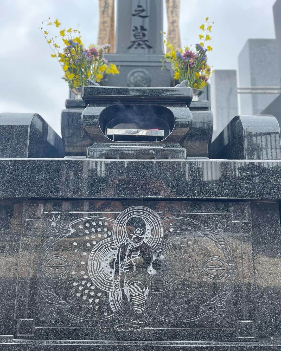 のインスタグラム：「ようやく来れた墓参り💐🙏」