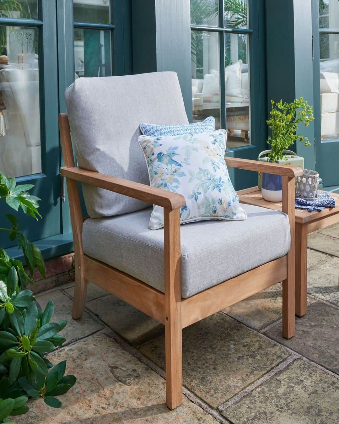 ローラアシュレイのインスタグラム：「Unwind and escape in the Salcey Lounging Chair. Made from beautiful Teak wood, this chair is the perfect addition to your garden for summer.⁣ ⁣ ⁣ 🔎 Saunton Dove Grey Cushion」