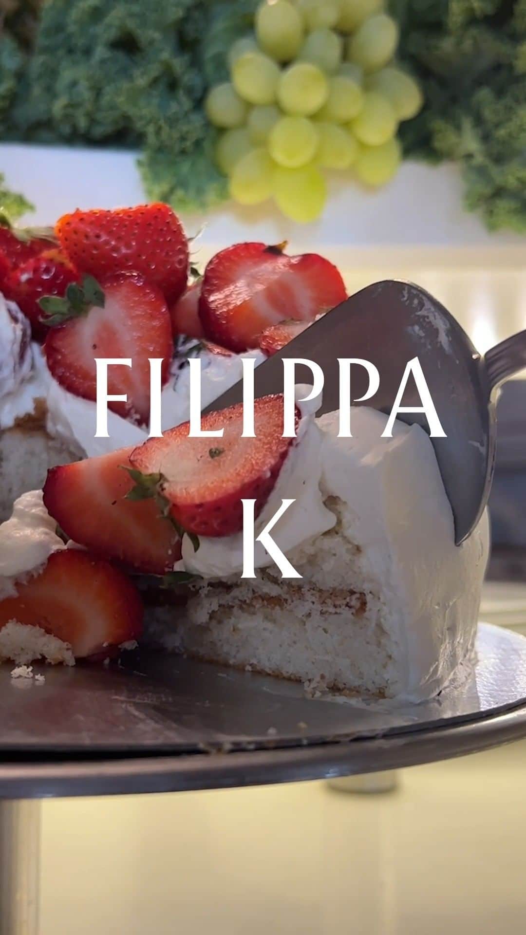 フィリッパコーのインスタグラム：「Glad Midsommar / Happy Midsummer 💙 We hope you get to celebrate this day with loved ones (and strawberry cake!)」