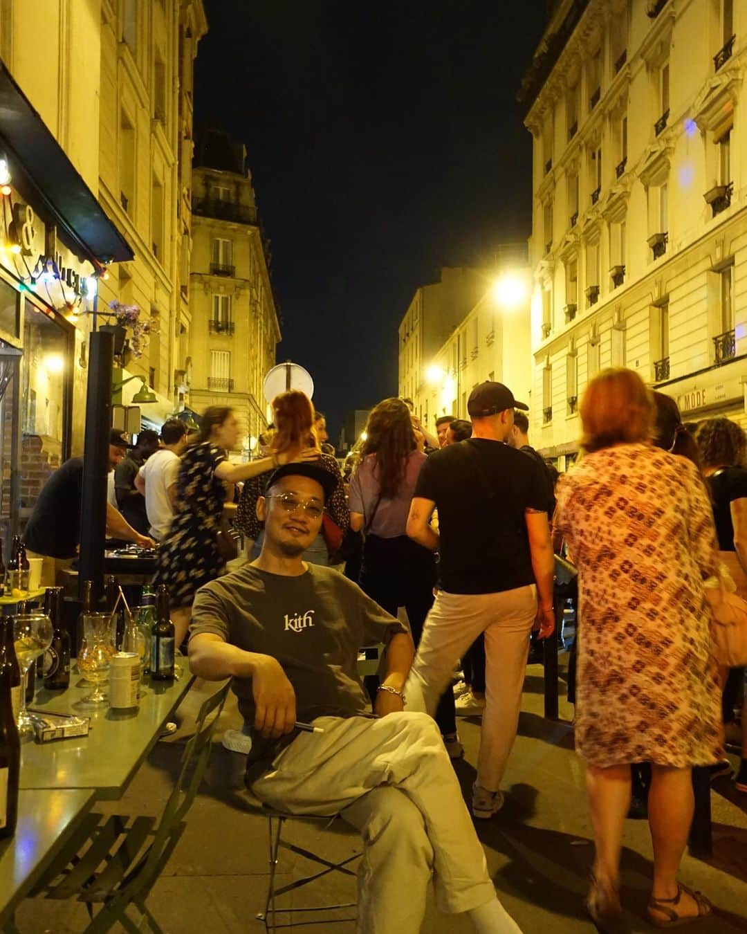 小堺大輔さんのインスタグラム写真 - (小堺大輔Instagram)「. Fête de la Musique 2023  音楽を愛する人々の為にパリの街中の美術館、レストラン、路上の至る所で無料コンサートやDJセット、ライブが行われるフェット・ド・ラ・ミュージック。 なんと地下鉄までも朝まで無休で運行するとか。 Fashionweekと夏至と重なるこの日は、町中どこも人.人.人！ もう最高で、なんて素敵なイベントなんだろう。 日本じゃ無理なのかな〜、行政と住民の理解が素晴らしいというか、みんなでこの日は楽しもう！ってのか全開に感じる。  どっちを振り向いても人だかりで、ジャンルも様々。 年齢も子供からお婆ちゃんまで。 本当に愛らしい街だな〜  ベルリンから来たYUTO @tokio_kid 、日本からまこっちゃん @makotojimbo やこうへいちゃん @koheimatsuda1980 、最後はゆかりちゃん @otayukari も合流してもう最高な夜でした！  クタクタになって泊まっている家まで戻ると、家の下でもやっていて笑、今夜は寝れないと諦めた夜でした。  #FetedelaMusique #paris  #parisfashionweek」6月23日 15時17分 - daisuke_kosakai