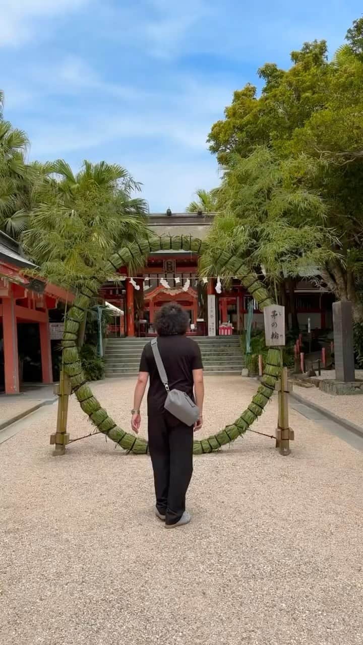 葉加瀬太郎のインスタグラム：「宮崎・青島神社の「茅の輪くぐり」で厄払い、無病息災をお祈りしてきました〜⛩️ 6月30日に儀式が行われるそうです！  夏のミュージックウィークも 秋のコンサートツアーも今年も年末までガンバルンバ💪  #葉加瀬太郎 #霧島 #青島神社 #茅の輪くぐりで厄除け」