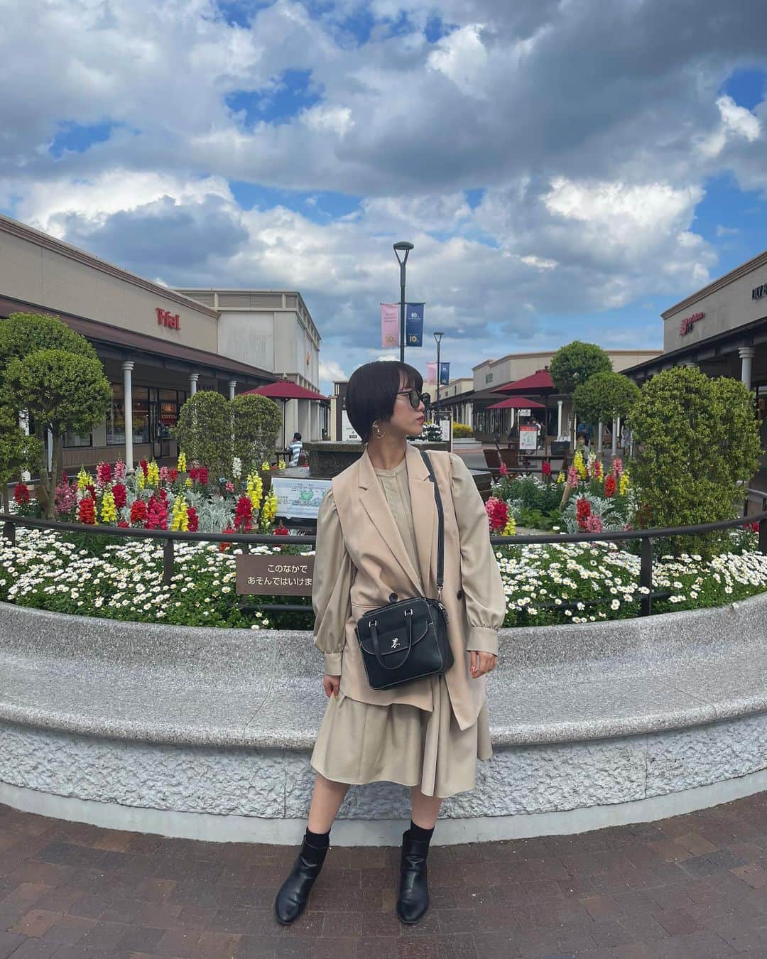 邑菜のインスタグラム：「yuuna's fashion🐈 ･ ･ 🦺 @gu_global  👗 @ships_any_official  👢 @gu_global  👜 @agnesb_officiel   #fashion #ショートカット」