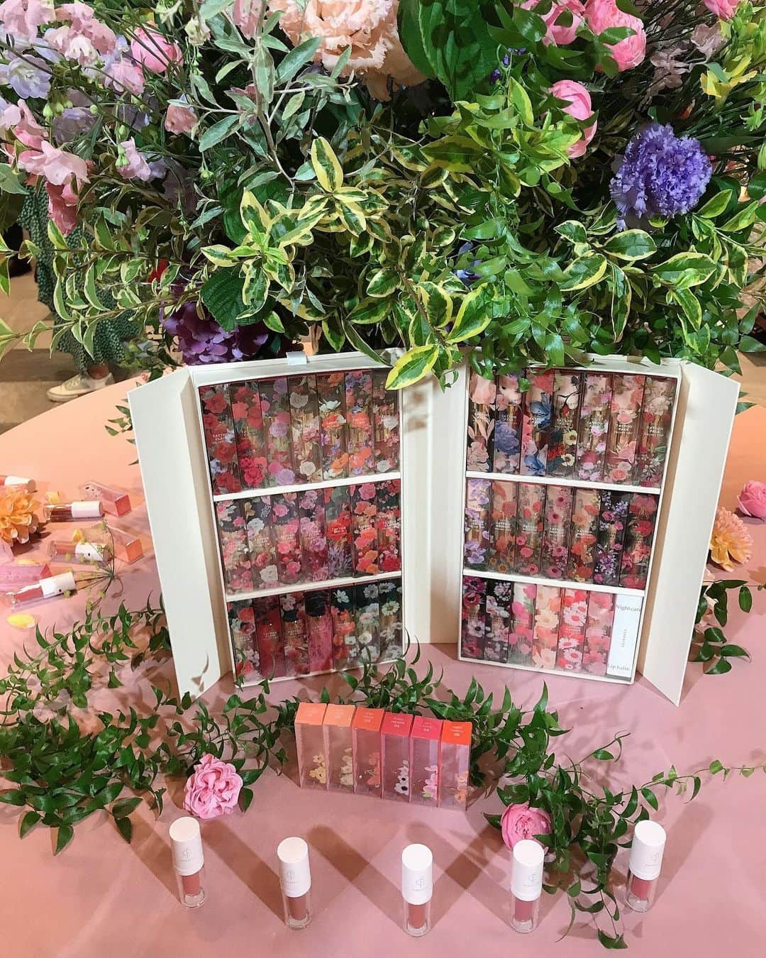 葵さんのインスタグラム写真 - (葵Instagram)「大好きな韓国ブランド @forencos_japan さまの新商品お披露目イベントへ💕  会場は華やかな世界でかわいかった♡  新商品の、#ピュアフィクシングティント  は、パッケージデザインからとても可愛くていろいろなカラーがあります。 ウォータリーなテクスチャーで 塗り心地抜群🎶潤う素敵な唇に💋  マスクはずせるようになってきたから たくさん使っていきたいな✨ ##フォレンコス#国民ティント#マシュマロティント#リップ#リップカラー#forencos#韓国コスメ#韓国ブランド#押しコスメ#マットリップ」6月23日 15時42分 - dolphin_coconut