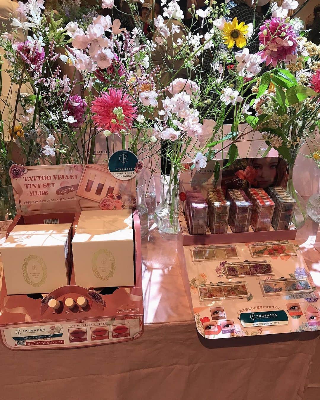 葵さんのインスタグラム写真 - (葵Instagram)「大好きな韓国ブランド @forencos_japan さまの新商品お披露目イベントへ💕  会場は華やかな世界でかわいかった♡  新商品の、#ピュアフィクシングティント  は、パッケージデザインからとても可愛くていろいろなカラーがあります。 ウォータリーなテクスチャーで 塗り心地抜群🎶潤う素敵な唇に💋  マスクはずせるようになってきたから たくさん使っていきたいな✨ ##フォレンコス#国民ティント#マシュマロティント#リップ#リップカラー#forencos#韓国コスメ#韓国ブランド#押しコスメ#マットリップ」6月23日 15時42分 - dolphin_coconut