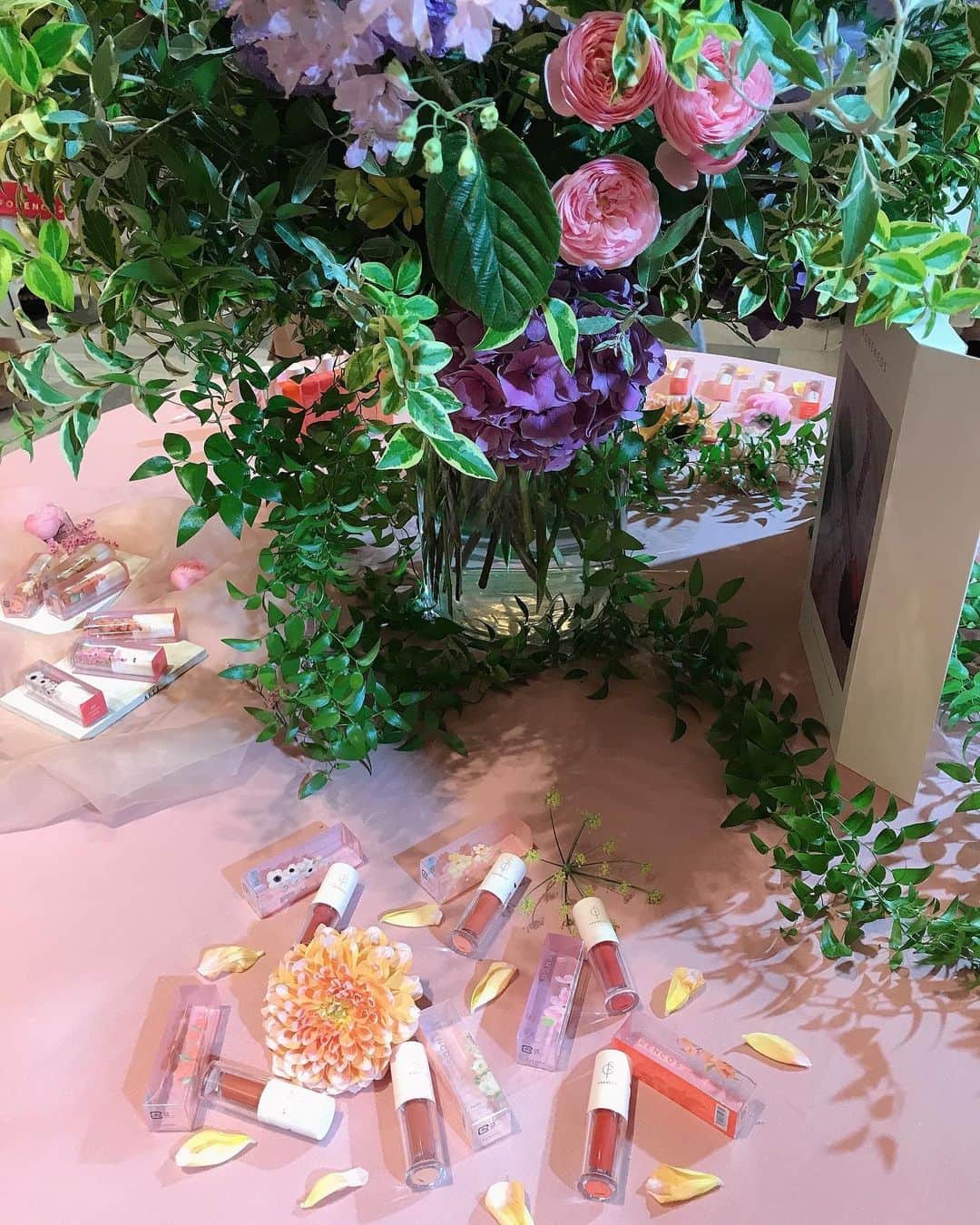 葵さんのインスタグラム写真 - (葵Instagram)「大好きな韓国ブランド @forencos_japan さまの新商品お披露目イベントへ💕  会場は華やかな世界でかわいかった♡  新商品の、#ピュアフィクシングティント  は、パッケージデザインからとても可愛くていろいろなカラーがあります。 ウォータリーなテクスチャーで 塗り心地抜群🎶潤う素敵な唇に💋  マスクはずせるようになってきたから たくさん使っていきたいな✨ ##フォレンコス#国民ティント#マシュマロティント#リップ#リップカラー#forencos#韓国コスメ#韓国ブランド#押しコスメ#マットリップ」6月23日 15時42分 - dolphin_coconut