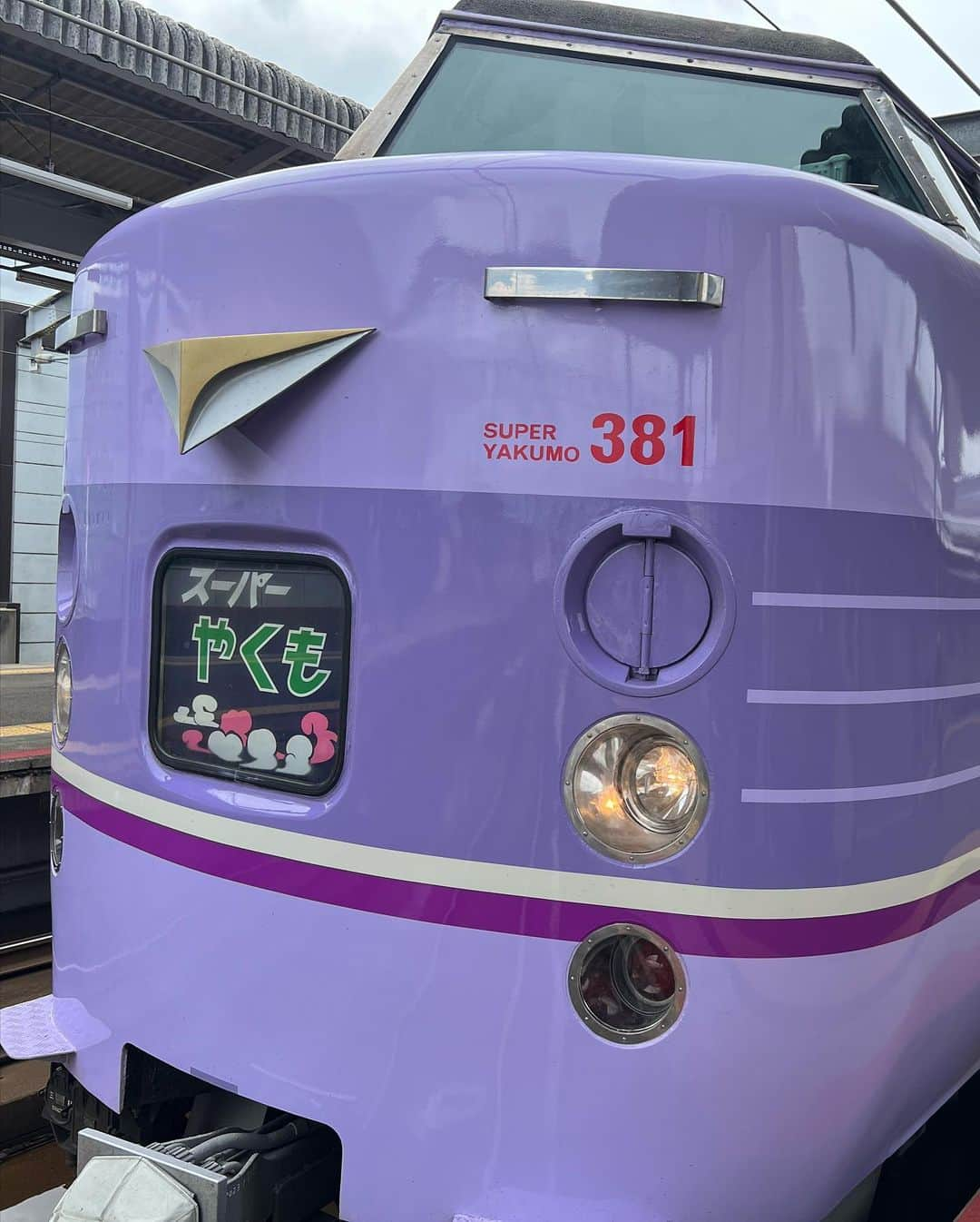 肘井美佳さんのインスタグラム写真 - (肘井美佳Instagram)「Scenary I took lying down on the sleeper train.  寝てるところからの車窓です。 トンネルに入ると真っ暗になるよ！ 音が変わるのがとてもいいね。  もっと長距離で、日中ずーーーーーーーっと乗ってみたいなぁ。ただひたすらにボーッとしたり、この空間で読書などしてみたい。  いつかのそんな一人旅、または子ども達と一緒に乗って、寝台車の旅は楽しかったね！と笑い合う夢ができました。  ハーフタイムツアーズ様、本当に素晴らしいひとときをありがとうございました。  #halftimetours #clubtourism #sunriseexpress #sleepertrain #ハーフタイムツアーズ #クラブツーリズム #いつかまた旅する前に番組YouTube見返そう #何歳くらいが楽しいのかなぁ #特急やくもの振り子式も楽しかった #人がナウシカのようだ（2枚目）#らんらんらららんらんらん #もう少し左にいたら金色の野に降り立ってた」6月23日 15時36分 - mikahijii