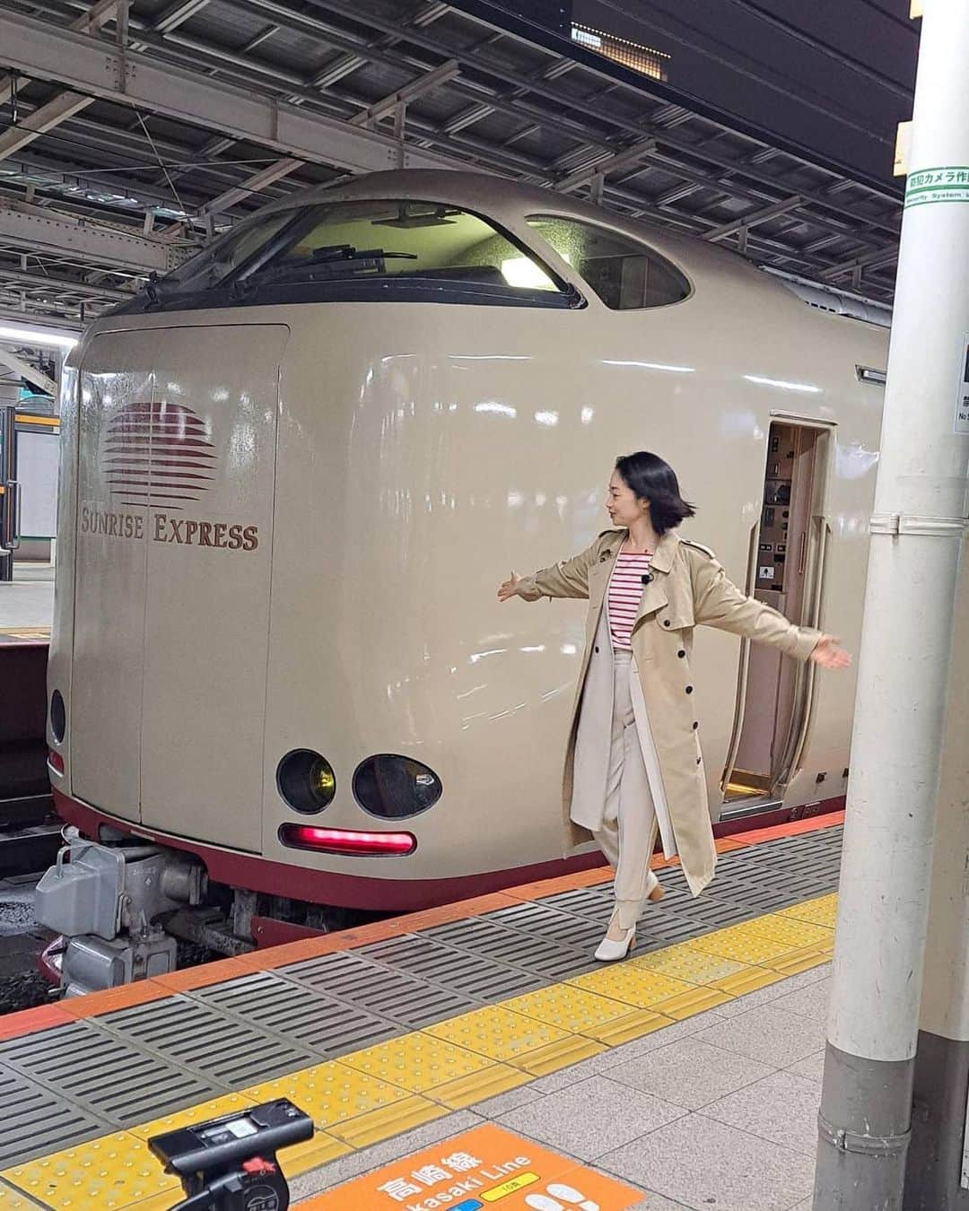 肘井美佳さんのインスタグラム写真 - (肘井美佳Instagram)「Scenary I took lying down on the sleeper train.  寝てるところからの車窓です。 トンネルに入ると真っ暗になるよ！ 音が変わるのがとてもいいね。  もっと長距離で、日中ずーーーーーーーっと乗ってみたいなぁ。ただひたすらにボーッとしたり、この空間で読書などしてみたい。  いつかのそんな一人旅、または子ども達と一緒に乗って、寝台車の旅は楽しかったね！と笑い合う夢ができました。  ハーフタイムツアーズ様、本当に素晴らしいひとときをありがとうございました。  #halftimetours #clubtourism #sunriseexpress #sleepertrain #ハーフタイムツアーズ #クラブツーリズム #いつかまた旅する前に番組YouTube見返そう #何歳くらいが楽しいのかなぁ #特急やくもの振り子式も楽しかった #人がナウシカのようだ（2枚目）#らんらんらららんらんらん #もう少し左にいたら金色の野に降り立ってた」6月23日 15時36分 - mikahijii