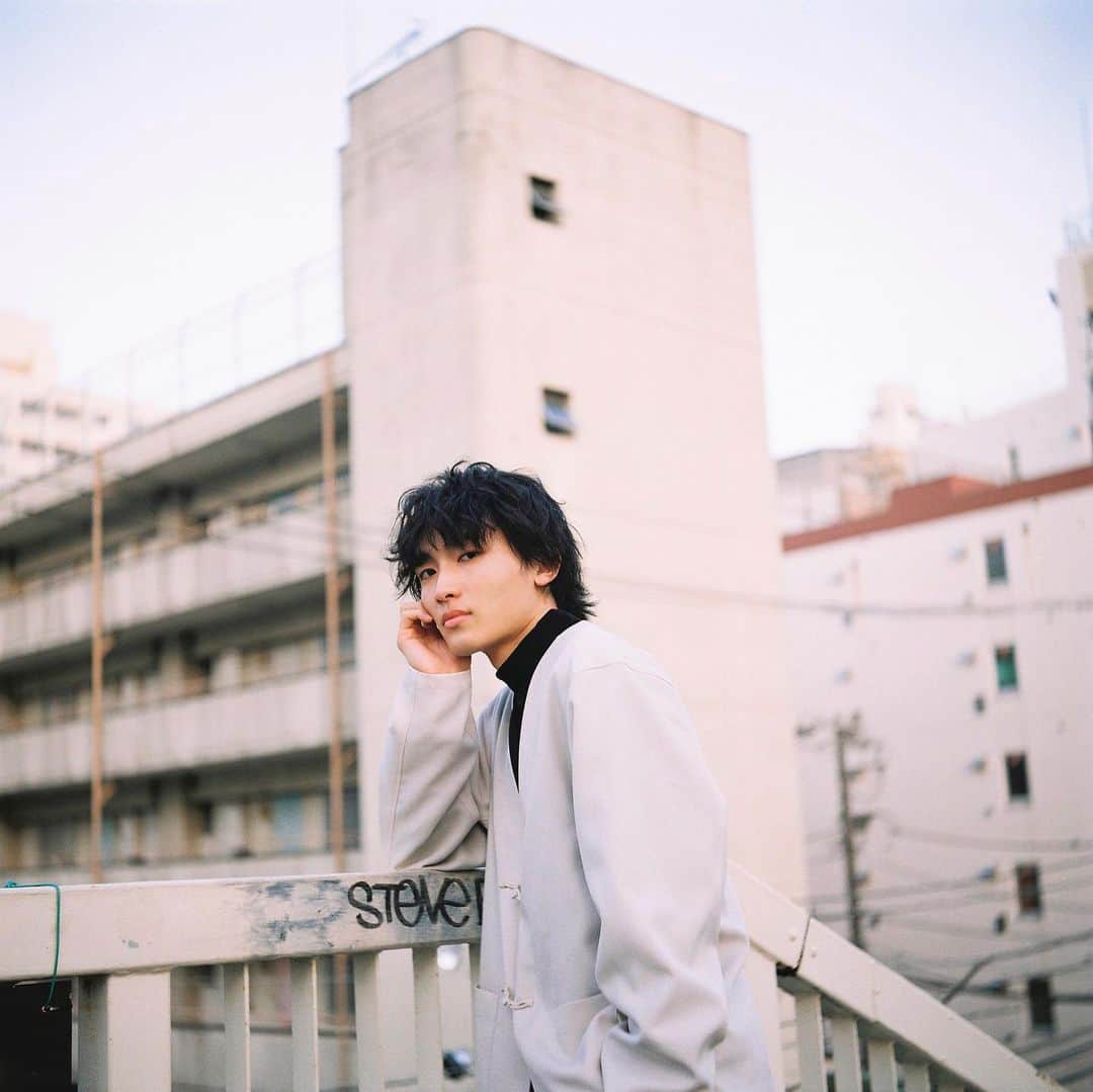 高橋春織のインスタグラム：「.  Model @msy_enter319  Photo by @haoringo_official  Hair&make Asako Satori Styling Nami Takegami  #flimphotography  #桜木雅哉 さん #haofilm」