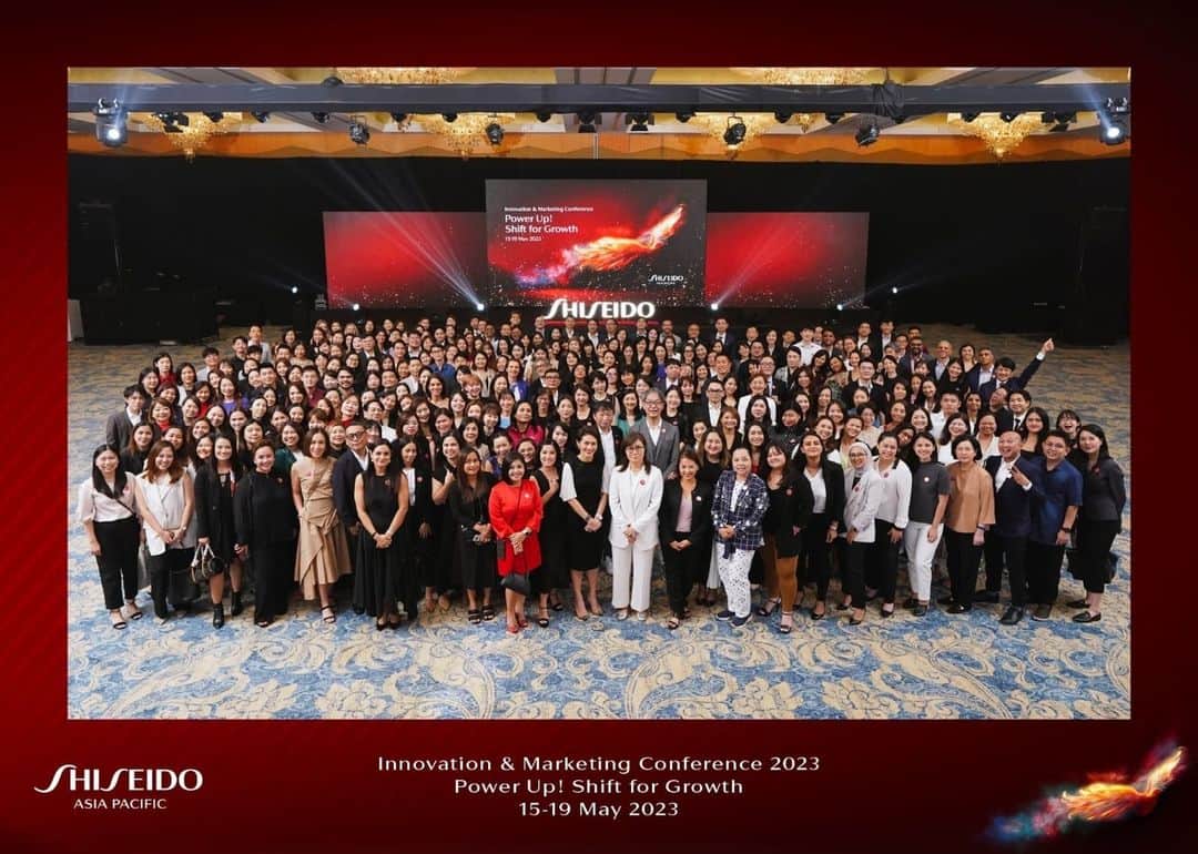 資生堂 Shiseido Group Shiseido Group Official Instagramさんのインスタグラム写真 - (資生堂 Shiseido Group Shiseido Group Official InstagramInstagram)「Our Asia Pacific Regional Headquarters recently hosted its Innovation & Marketing Conference in the tropical island of Bali, Indonesia in May 2023. The week-long conference brought together over 300 employees across our APAC and global corporate function and brand teams to share strategic priorities for our business, our brands, and our people. Mr. Kentaro Fujiwara, President & Chief Operating Officer, Shiseido Group also addressed our employees at the event in Bali in his opening speech.   In line with Shiseido’s focus of achieving a sustainable society through the communities we operate in, our employees also participated in a fun-filled and meaningful afternoon of community engagement activities—doing arts and crafts, building bicycles and book racks—in support of underprivileged children in Bali. Shiseido also partnered with the Turtle Conservation & Education Centre (TCEC), World Wildlife Fund (WWF) and The Provincial Nature Resource Conservation Agency in Bali for a turtle release activity in support of biodiversity and environmental initiatives.  資生堂アジアパシフィックは、2023年5月にインドネシアのバリ島でイノベーション＆マーケティングカンファレンスを開催。一週間のカンファレンスにはアジア太平洋、グローバルのスタッフ部門、ブランドチーム300名以上が集い、事業、ブランド、そして社員の戦略的優先順位を共有しました。社長 COOの藤原憲太郎も参加し、オープニングスピーチを行いました。   また当日は、活動・事業を行う地域でサステナブルな社会を達成するという資生堂の方針に従い、社員がバリの子どもたちを支援するコミュニティーエンゲージメント活動に参加。手工芸や自転車、本棚を作る活動を行い、楽しみながら有意義な時間を過ごしました。あわせて、カメ保護・飼育センター (TCEC)、世界自然保護基金 (WWF)、The Provincial Nature Resource Conservation Agency in Baliと組んで、生物多様性や環境活動を支援するため、亀のリリース活動も行いました。  #shiseido #APAC #sustainability」6月23日 15時40分 - shiseido_corp