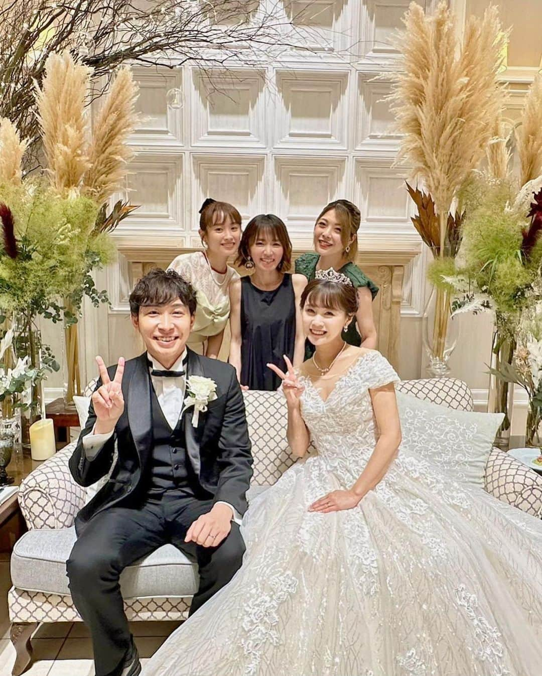 紺野あさ美のインスタグラム：「同期、新垣里沙ちゃんと ヤスタケさんの結婚式に列席しました😊  笑いと、涙と、歌と、ダンスと(急遽ハピサマ踊ったよ) 2人の思いが伝わる 楽しくて温かい結婚式でした… たくさんもらい泣きした〜🥺  普段からお豆みたいにちっちゃい顔のガキさんが もっともっとキュッとして 美しいウェディングドレスでした😍  幸せな2人の姿が見られて よかったです🥰  ヤスタケさん＆お豆💕 末永ーーーく、お幸せに🤍🕊」