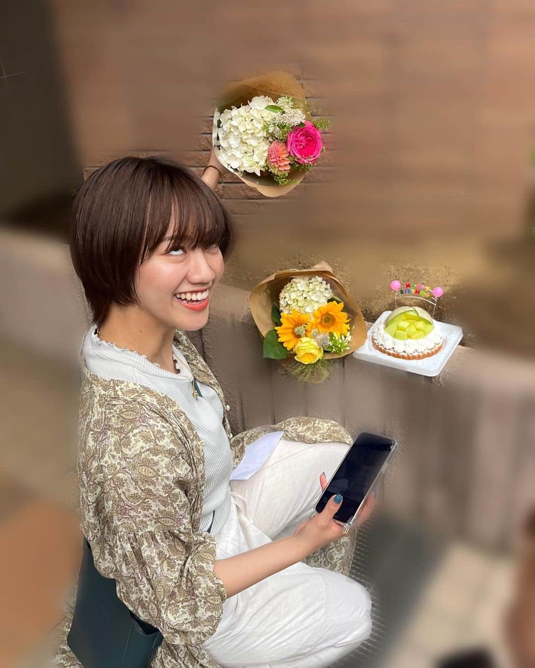 邑菜さんのインスタグラム写真 - (邑菜Instagram)「この前、幼馴染がバースデー祝ってくれました🎂 サプライズでお花とケーキもらって感動🥹 お花がそれぞれイメージ通りで一生懸命考えてくれたんだって嬉しくなった🌼 幸せすぎて失神。。  #mybirthday #23 #flowers #cake #サプライズ」6月24日 10時50分 - yu_nanohana2000