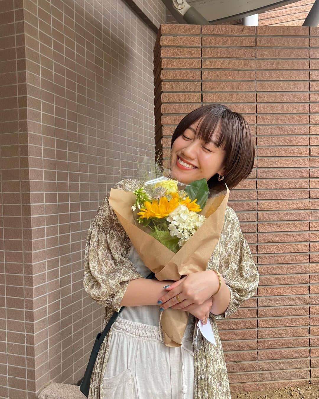 邑菜さんのインスタグラム写真 - (邑菜Instagram)「この前、幼馴染がバースデー祝ってくれました🎂 サプライズでお花とケーキもらって感動🥹 お花がそれぞれイメージ通りで一生懸命考えてくれたんだって嬉しくなった🌼 幸せすぎて失神。。  #mybirthday #23 #flowers #cake #サプライズ」6月24日 10時50分 - yu_nanohana2000