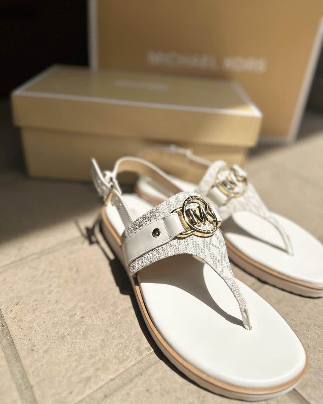 板橋瑠美のインスタグラム：「初下ろし❤︎   New sandal✨  まきちゃんと銀座にぶらり買い物して お揃いで買っちゃった❤︎^ ^  @michaelkors」
