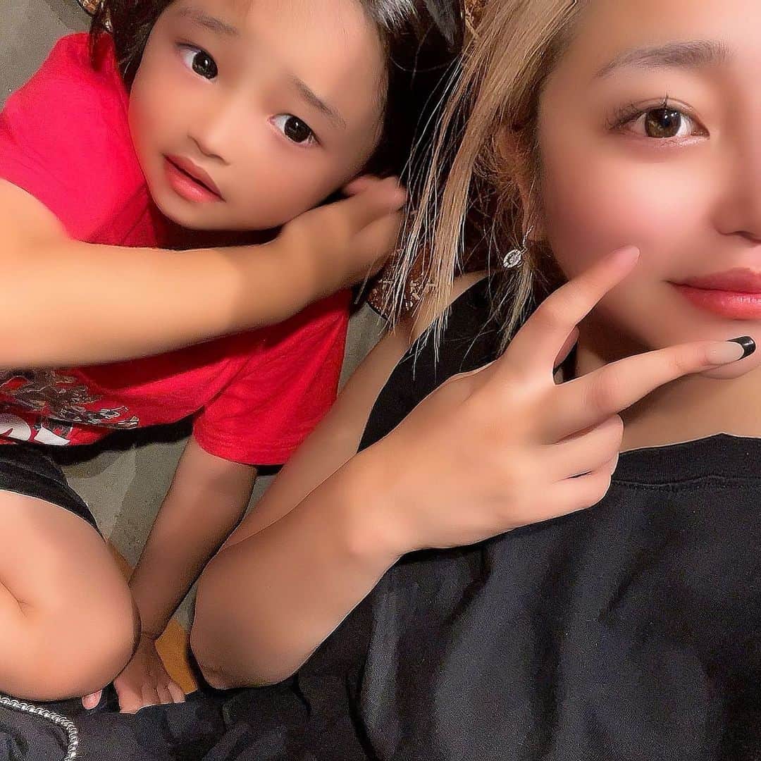 MII MAMAのインスタグラム：「. . . 👧🏽👱🏾‍♀️🩷 ------------------------------------------ 🔎White Style mi mama 良かったらチャンネル登録お願いします🙇🏽‍♀️ #YouTube#ユーチューバー#主婦ユーチューバー#MIIMAMA#チャンネル登録お願いします#2児ママ#年子ママ#ギャルママ#ぎゃるまま#アラサーママ#アラサー#30代#30代ママ#ホワイトインテリア#モノトーンインテリア#シンプルな暮らし#収納#ホワイト収納#イチナナ#イチナナライバー#専属ライバー#主婦ライバー#17LIVE#主婦YouTuber#ママYouTuber#ママライバー#幼稚園ママ#小学生ママ」