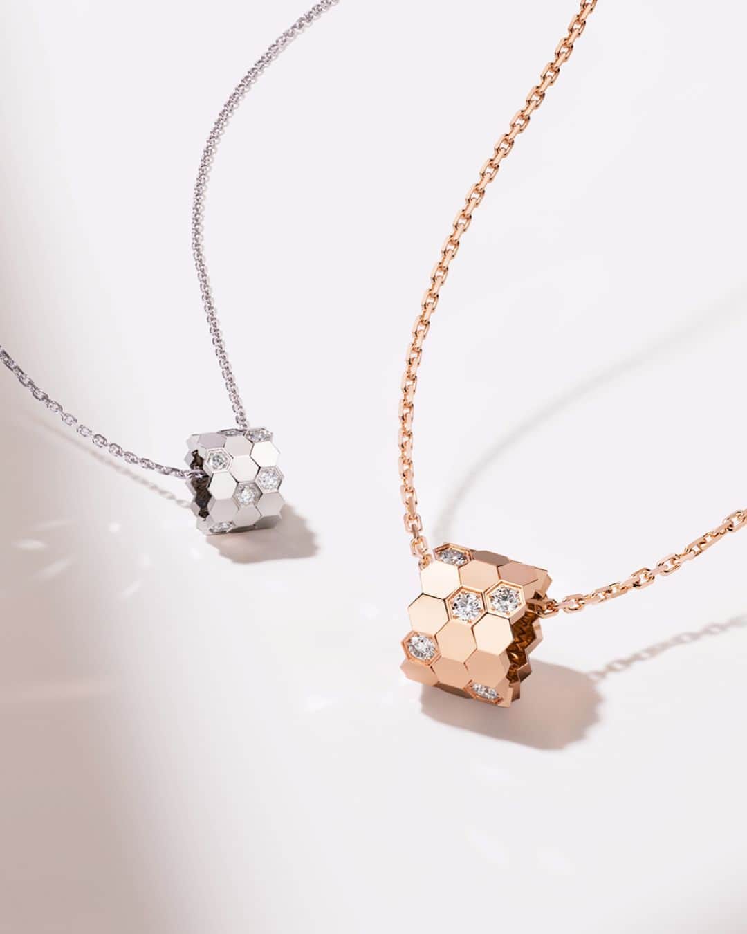 Chaumetさんのインスタグラム写真 - (ChaumetInstagram)「Chaumet turns honeycombs into radiant jewellery icons. Shine bright everyday with our Bee My Love pendants. Now available in yellow, rose and white gold.⁣ #Chaumet #BeeMyLove」6月23日 16時00分 - chaumetofficial