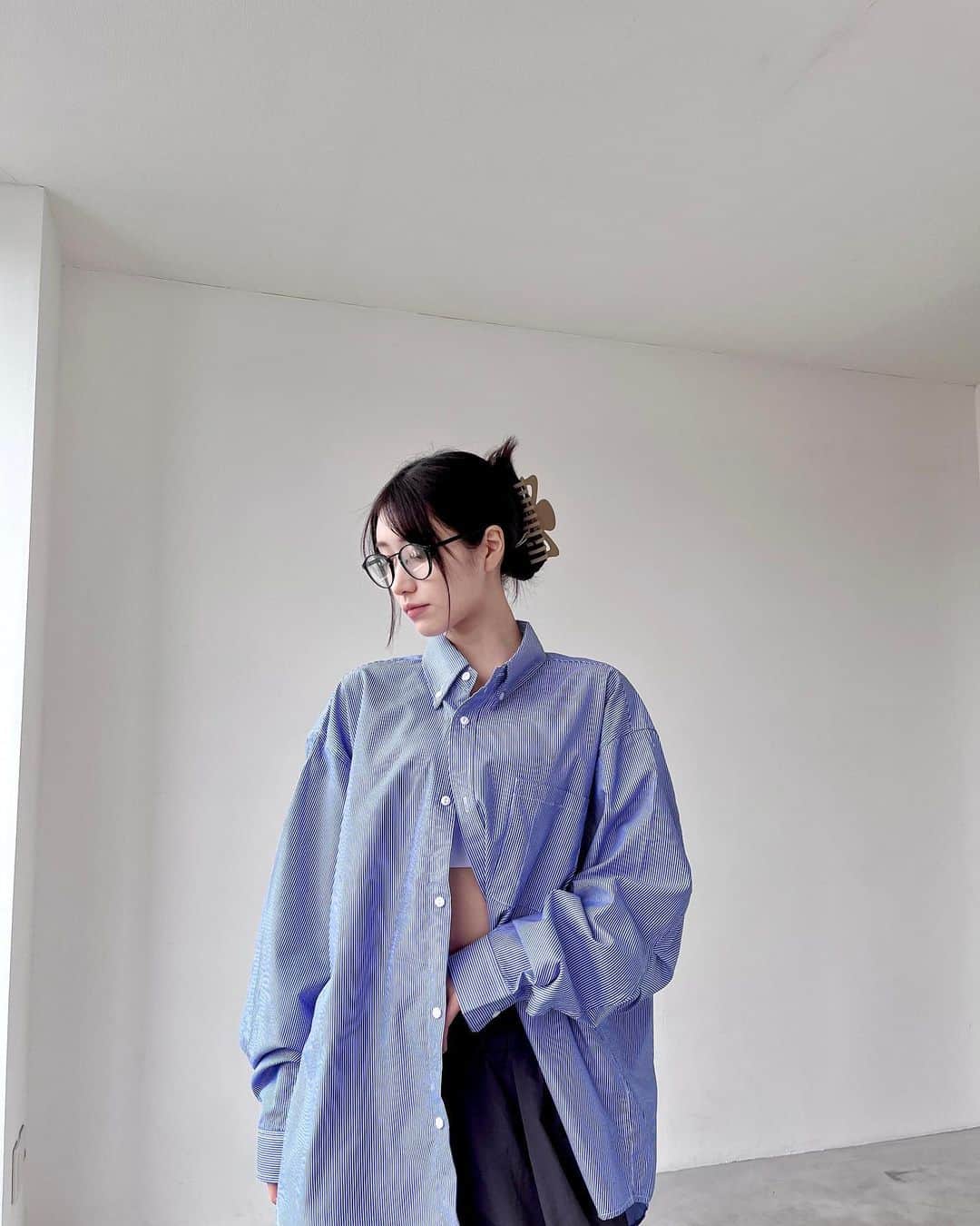 荒山みなみのインスタグラム：「メンズ服コーデ👔 短パンって女子ウケ悪くなりがちだけど、涼しくて本当に楽。 今回の3amでは丈感とカラーでおしゃれなアイテムにもなってしまう 絶妙な短パンたちが発売されるのが楽しみ。」