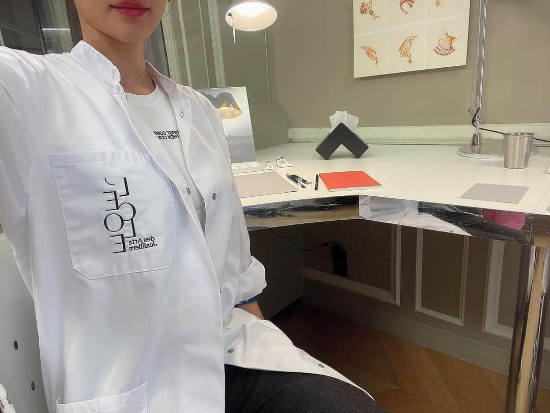 のインスタグラム：「School of jewelry art in Paris✨ Van creef arpels l’école 💠  Gouaché 🎨を学んできました。 Gouachéとは絵画の技法や絵の具の一種を指す言葉です。  一つの線を描くだけにこんなにも神経がいる作業なんだ、も学んでわかりました。  光の入り方、絵の具と水の割合、薄め方で全然見え方もかわったり、改めてジュエリーの奥深さを知れました☺️  Gouaché を学んでから 美術館で見るアートがより面白くなったし、もっと凄さがわかりました😂  #art#school#jewelryschool  #paris#gouaché#vancleefarpels #opera #ジュエリーデザイナー#ジュエリースクール」
