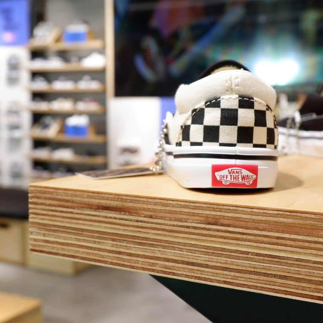 Vans Philippinesさんのインスタグラム写真 - (Vans PhilippinesInstagram)「The long wait is over, Vans Fam! 🙌🏁  Vans Philippines is finally open at the Ground Level of SM City Santa Rosa. Apart from fresh and cool drops, you can get a FREE GIFT when you shop with a minimum purchase of PHP 8,000 on any Vans footwear, apparel and accessories from now until supply lasts. 🏁🖤🤍  See you there!   #VansPHxSMCitySantaRosa  #VansPhilippines」6月23日 15時57分 - vansphilippines