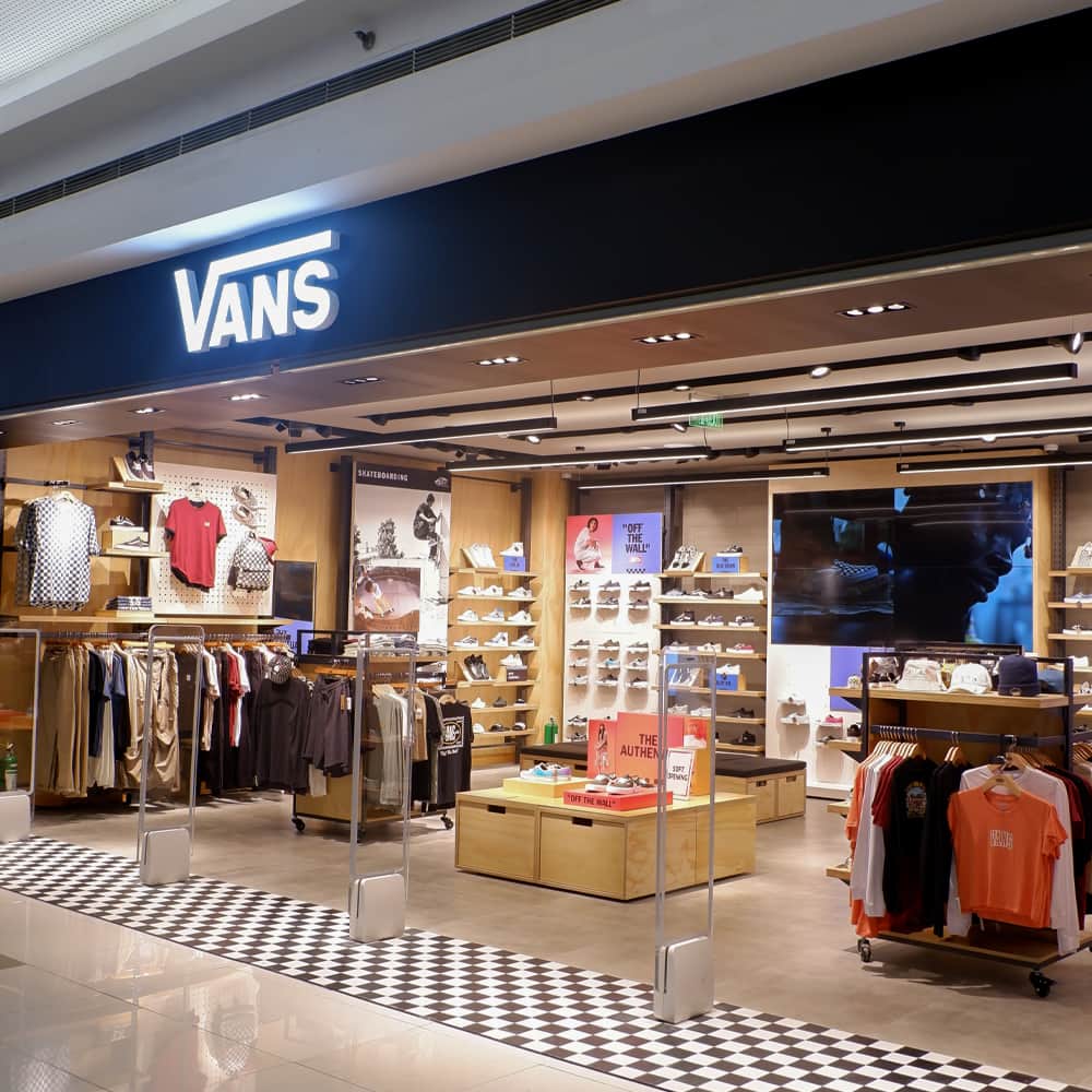 Vans Philippinesさんのインスタグラム写真 - (Vans PhilippinesInstagram)「The long wait is over, Vans Fam! 🙌🏁  Vans Philippines is finally open at the Ground Level of SM City Santa Rosa. Apart from fresh and cool drops, you can get a FREE GIFT when you shop with a minimum purchase of PHP 8,000 on any Vans footwear, apparel and accessories from now until supply lasts. 🏁🖤🤍  See you there!   #VansPHxSMCitySantaRosa  #VansPhilippines」6月23日 15時57分 - vansphilippines