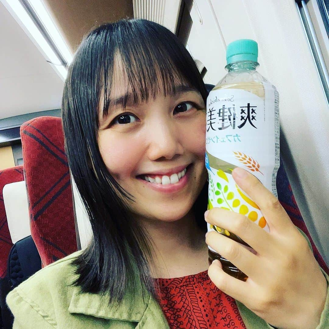 浜名ランチのインスタグラム：「さぁー！  皆さん✨ 明日は富山でイベントがありますよー！ たくさんの方に食べてもらいたいです！！  是非是非集まれー✨✨  私は明日準備もあって早いので今日は前乗りです✨  久しぶりに自撮りしたらなんかめちゃくちゃ恥ずかしかったです💦笑 なので隣に爽健美茶映しときました！ 配信もあるよ❤️」