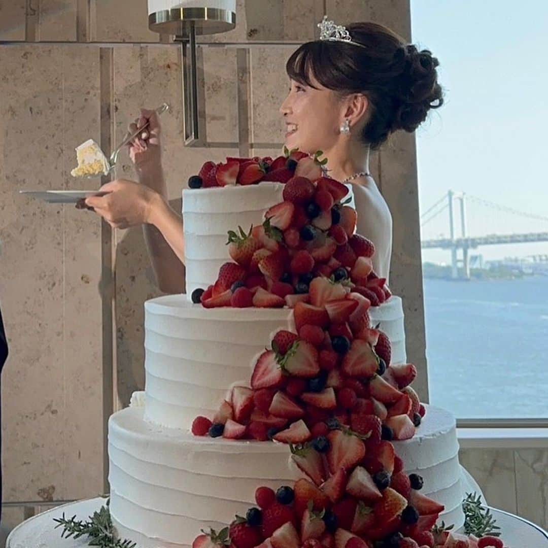 のインスタグラム：「🎂  なぜか…顔がうるさい花嫁😂  Photo by  @i_am_takahashi   #ウエディング  #weddingcake  #ガンサー #無意識」