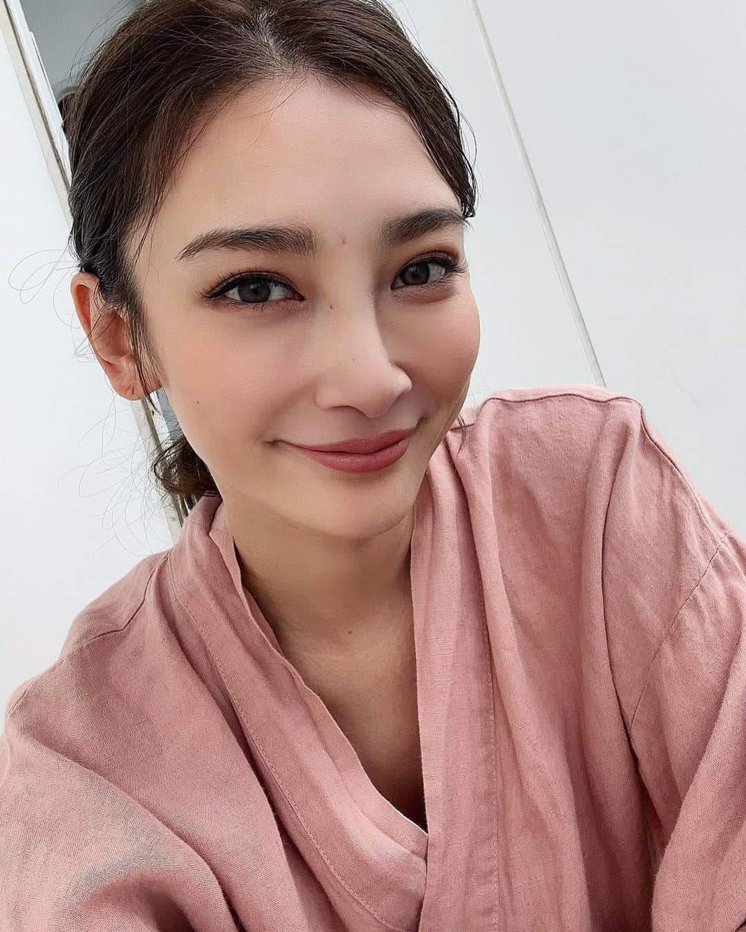 里海のインスタグラム：「今日はメイクさんに まつ毛を褒めてもらいました🥰 いつも長年お世話になっている @lovecurl.eyelash です✨ なんだか 久しぶりにメイクさんに メイクをしてもらった気がします😉 ヘアさんには 長年の夫婦のあり方の 勉強をさせていただきました😘」